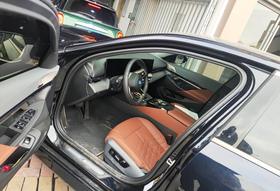 BMW i5 2024 car image #2