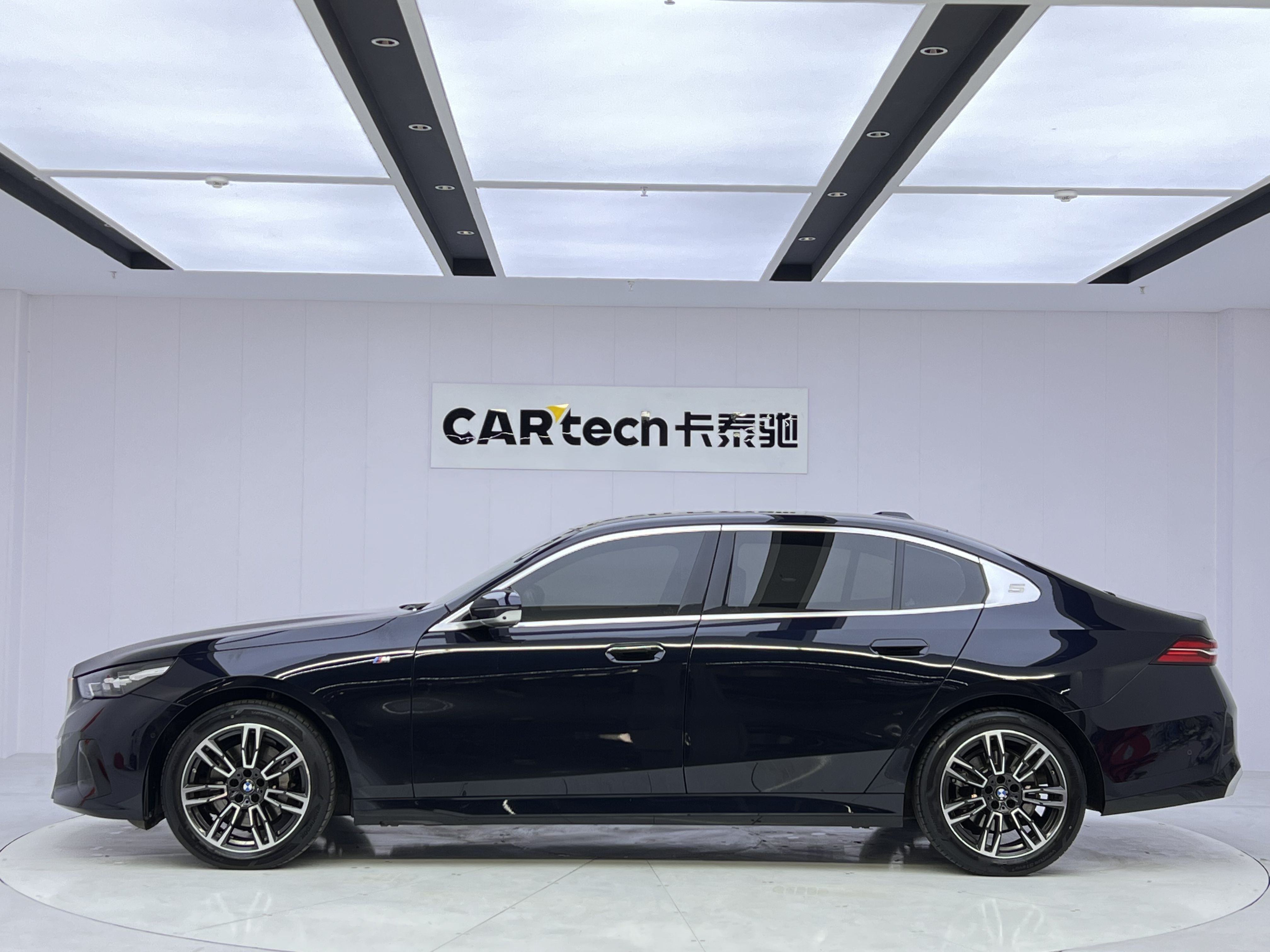 BMW 5 Series 2024 car image #2