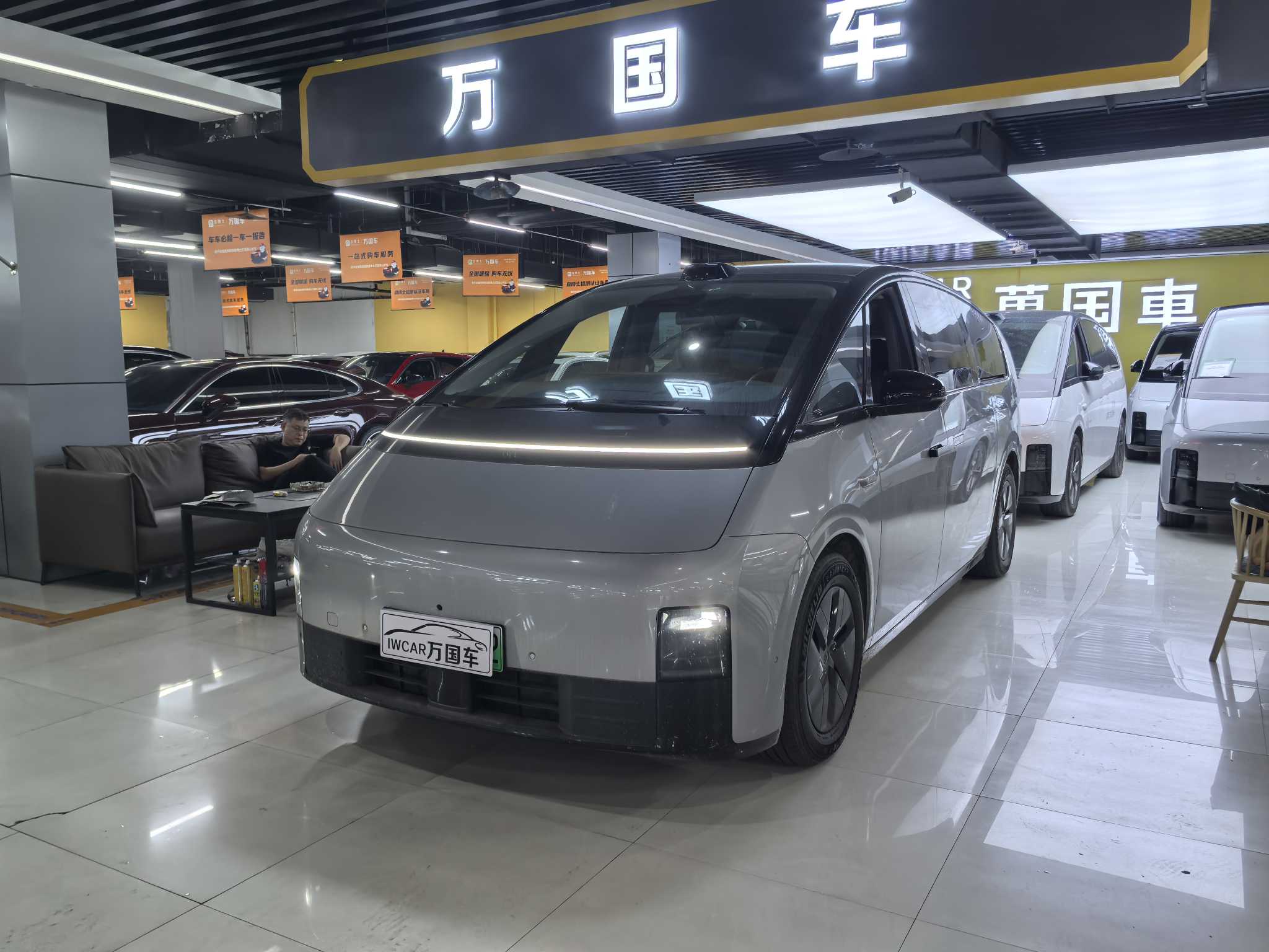 理想汽车 理想MEGA 2024 汽车图片 #2