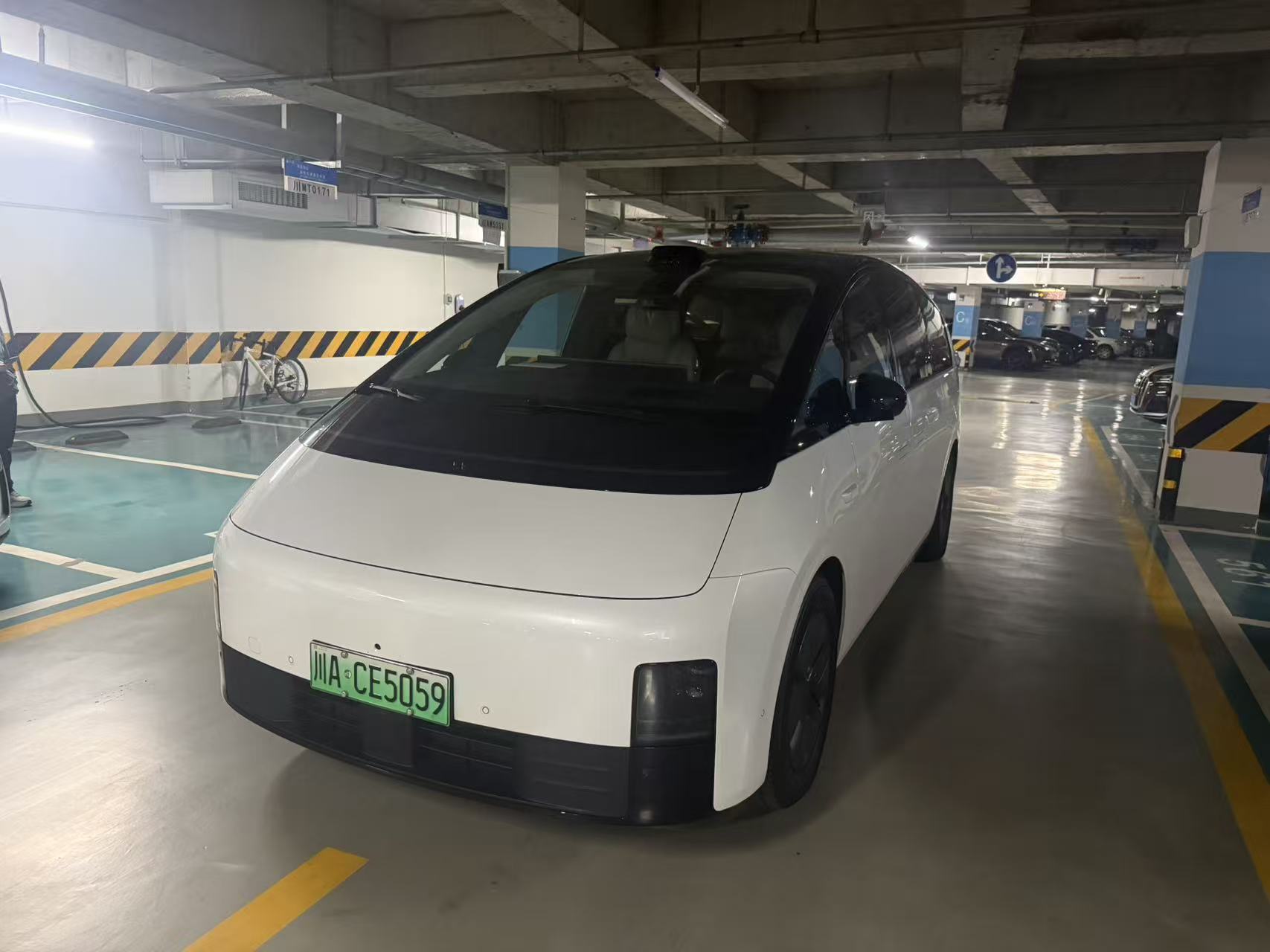 理想汽车 理想MEGA 2024 汽车图片 #2