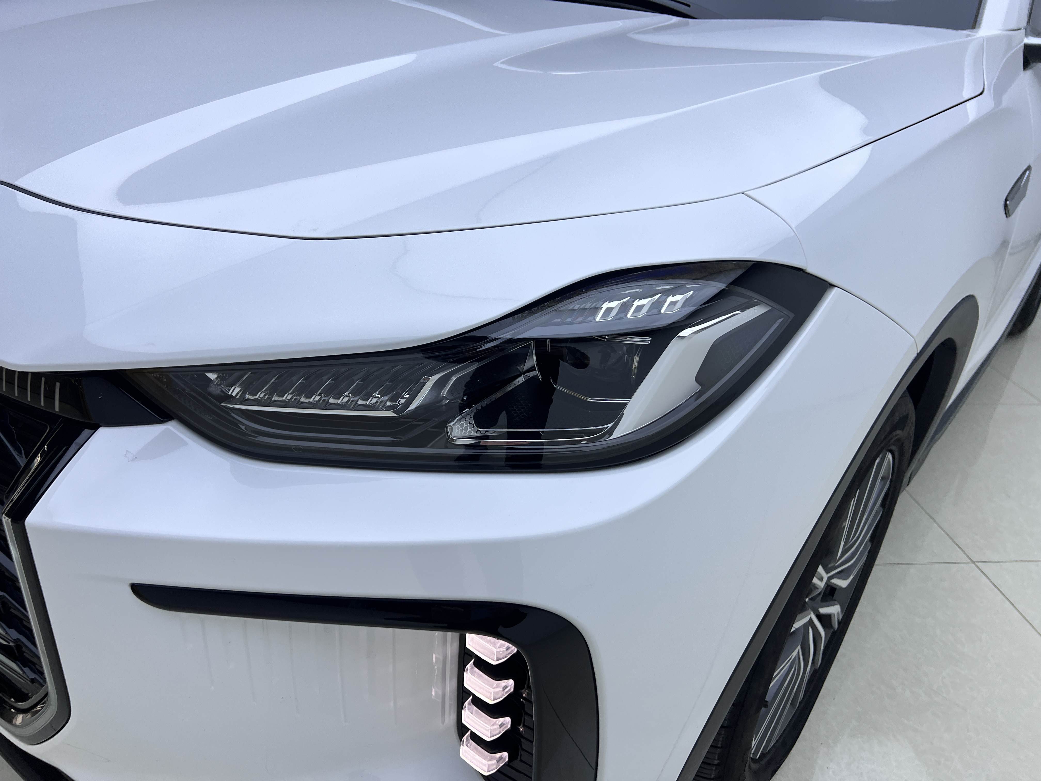 X70 C-DM 2024 car image #2