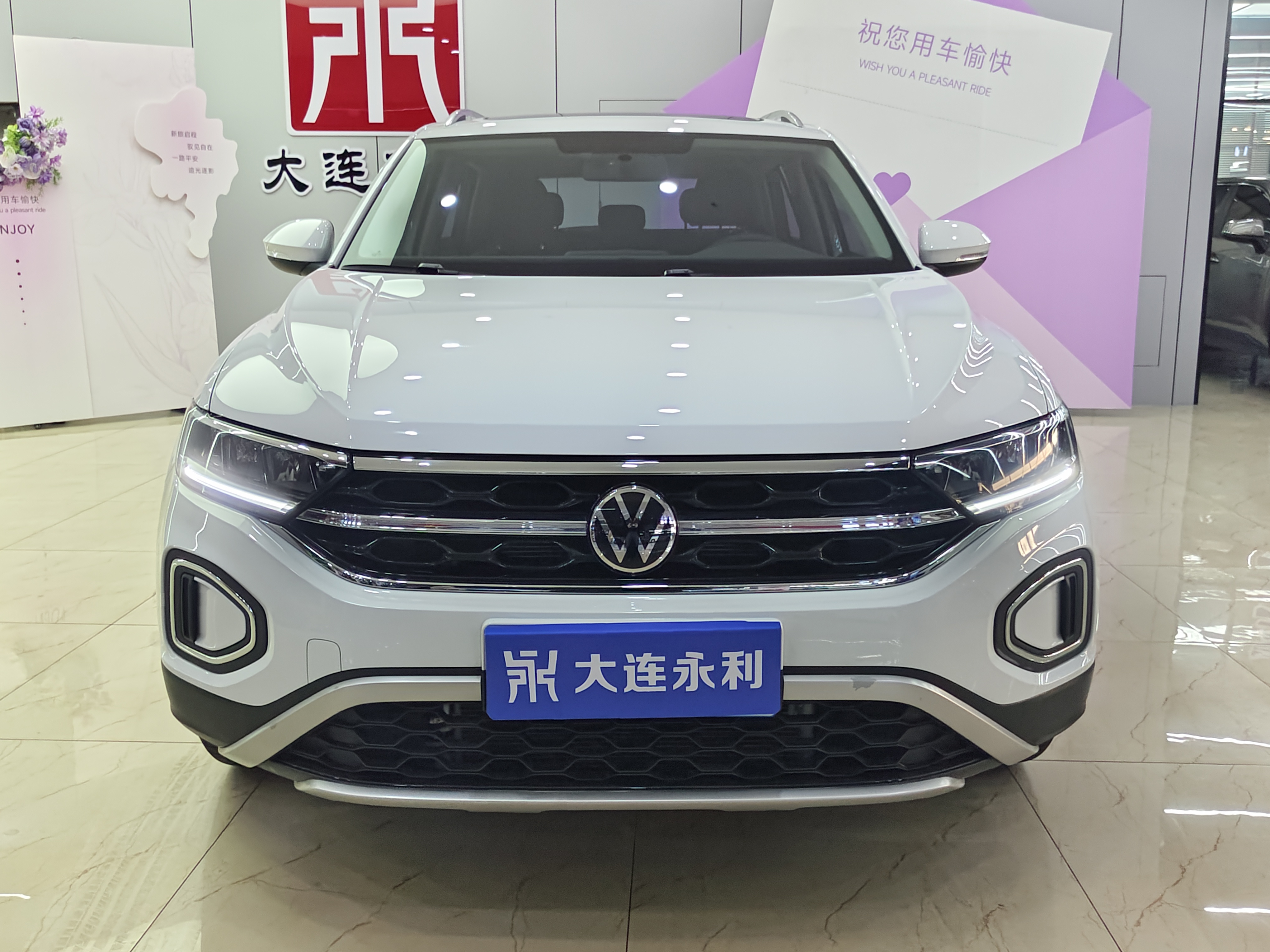 Volkswagen T-Roc 2024 car image #2