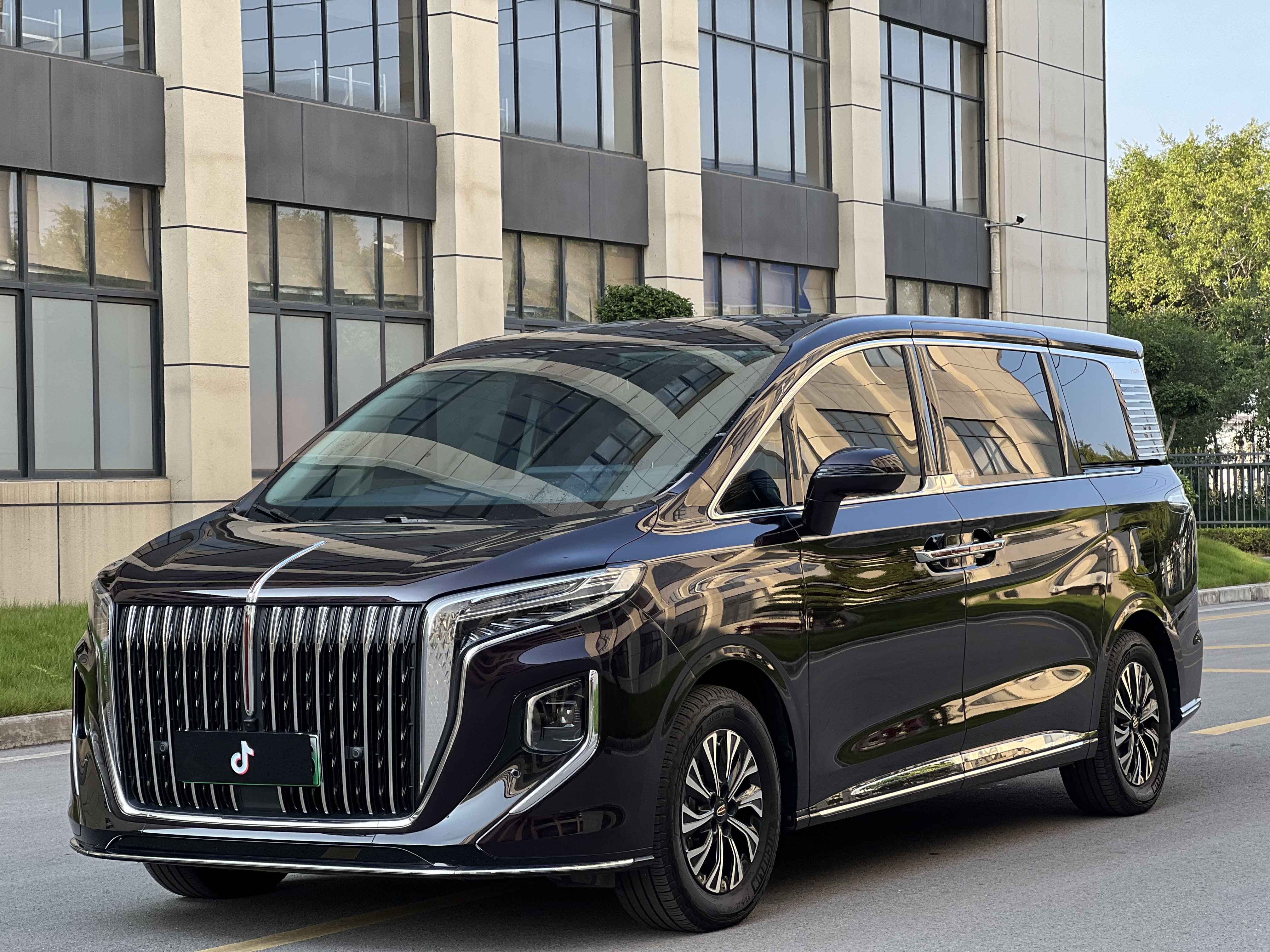 HongQi HQ9 PHEV 2024 #2 HongQi HQ9 PHEV 2024 car image #2