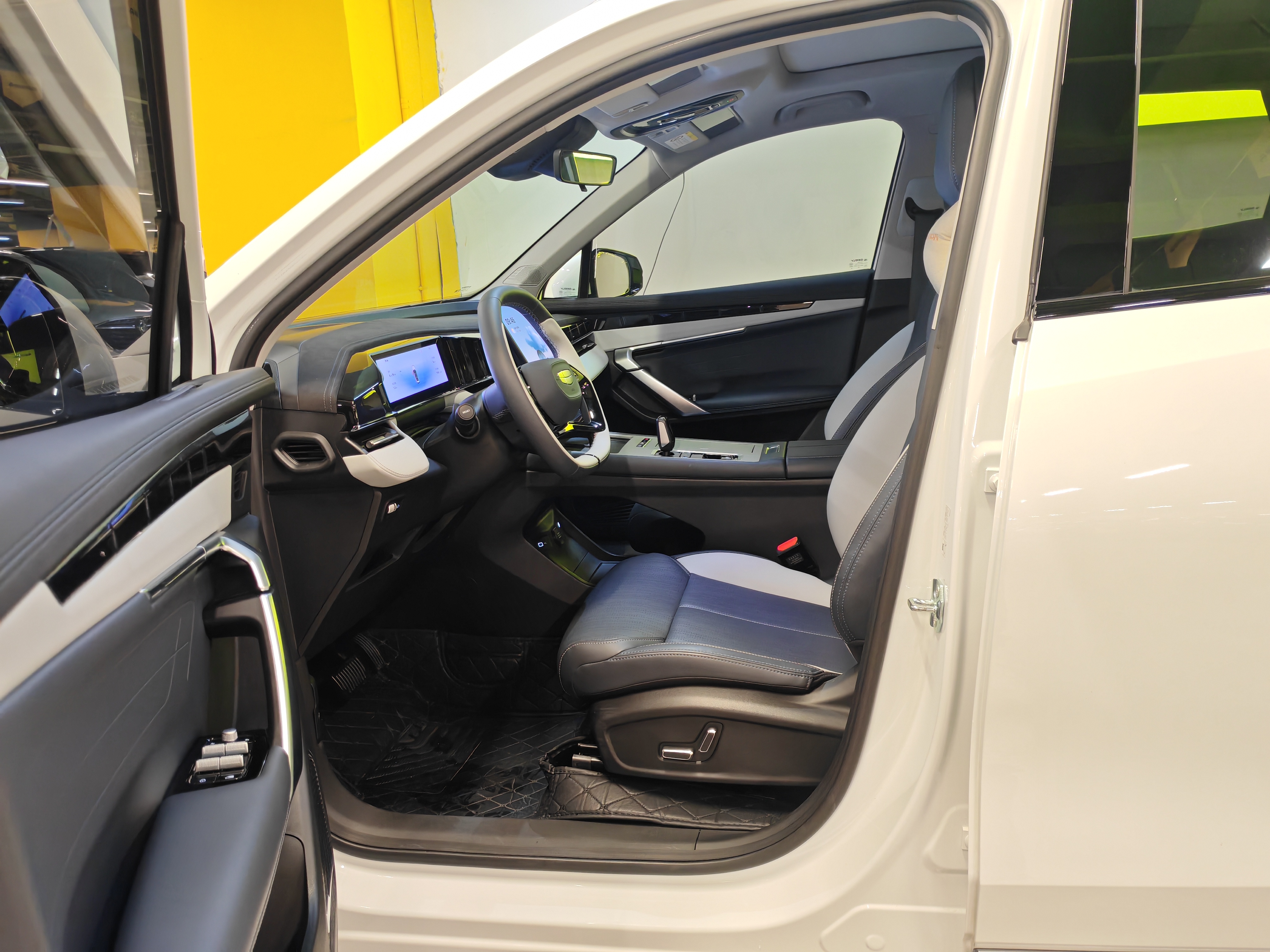 GEELY Boyue L 2025 car image #2
