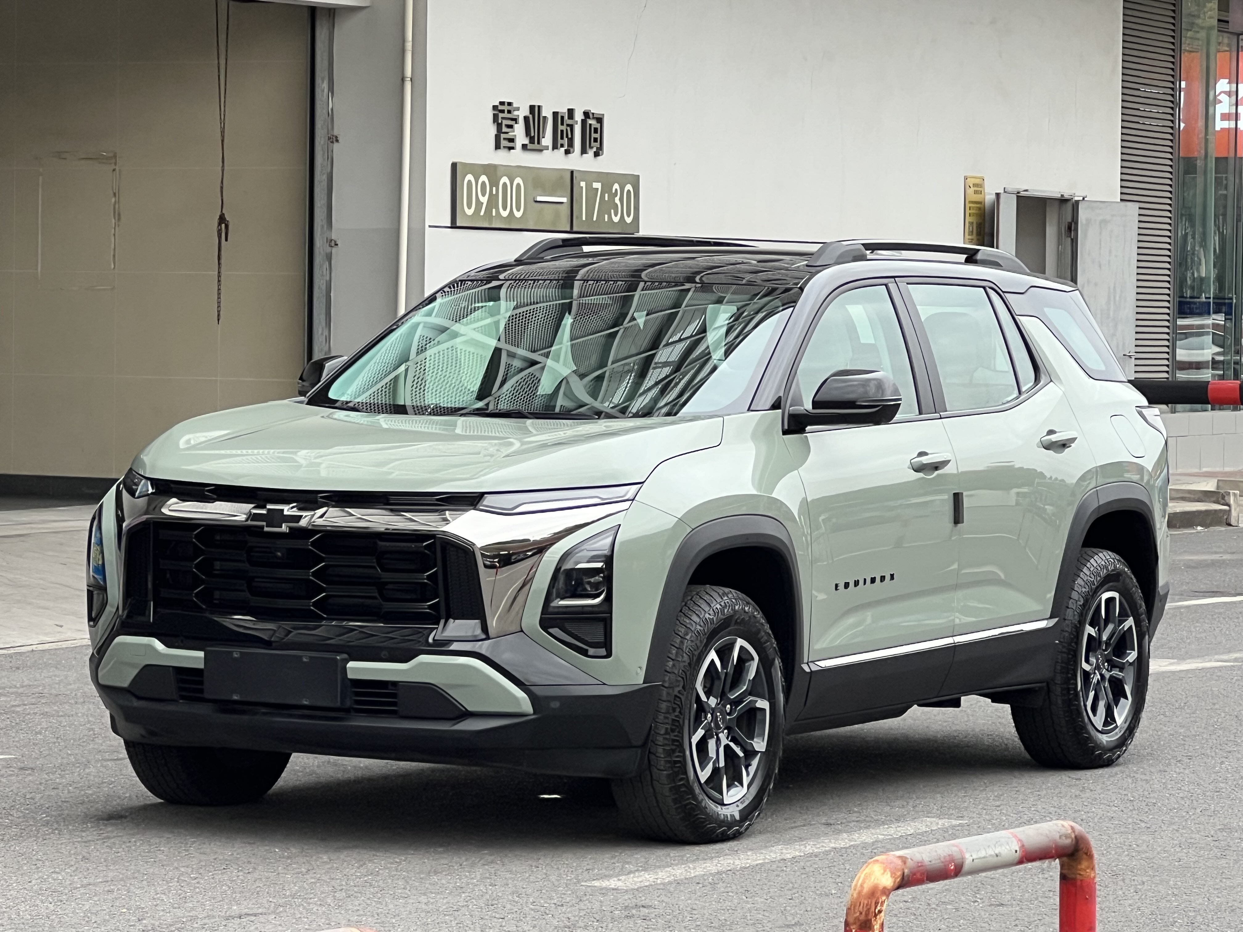Chevrolet Equinox Plus 2025 car image #2