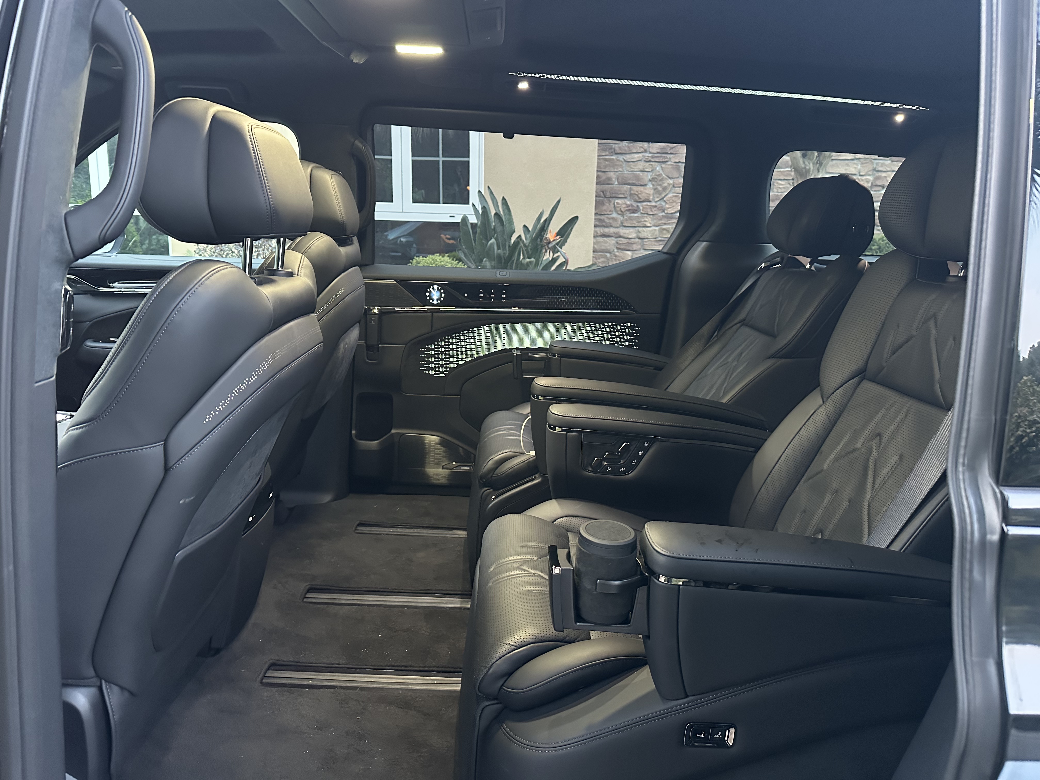 极氪 极氪009 2025 汽车图片 #2