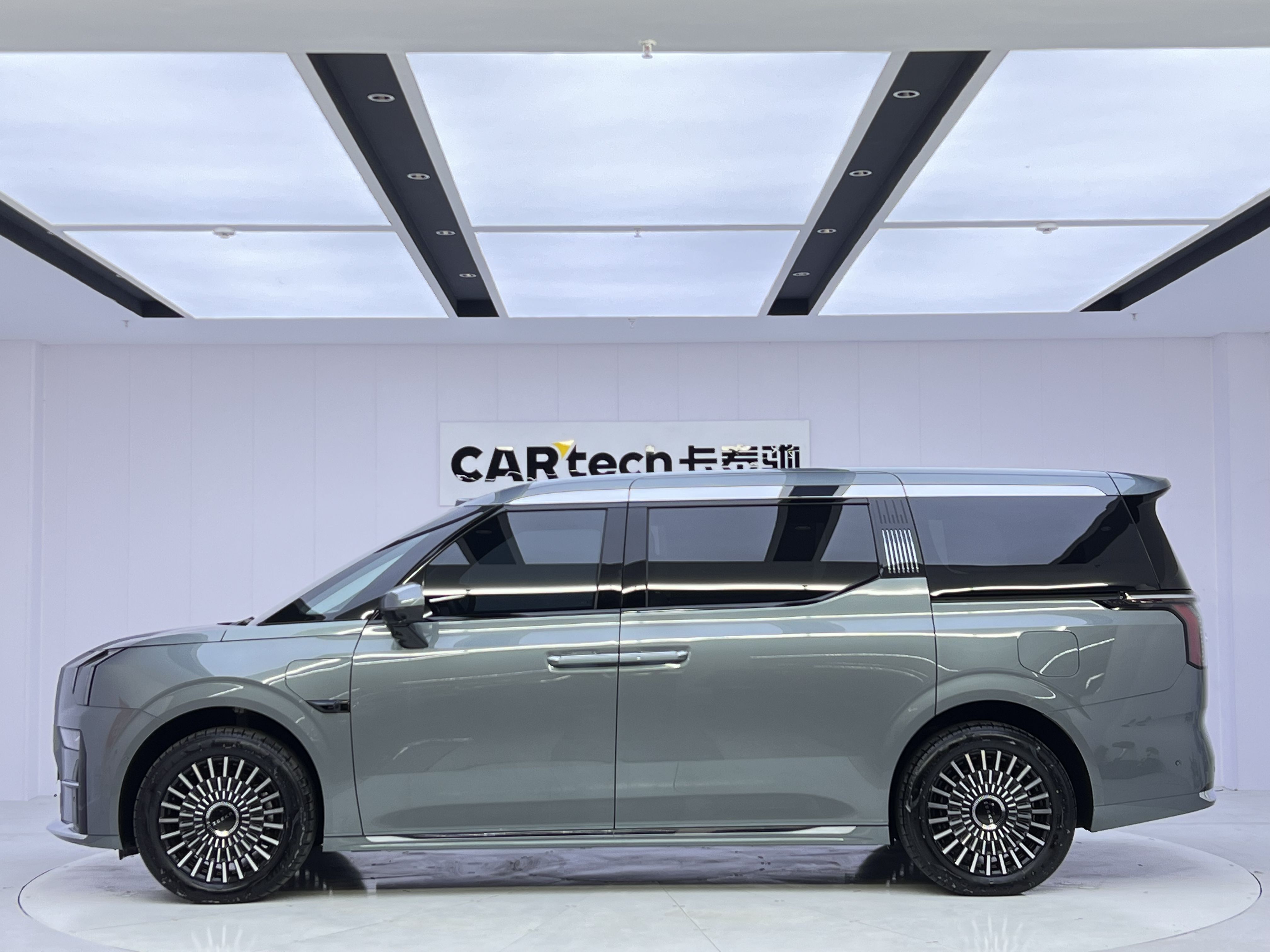 极氪 极氪009 2025 汽车图片 #2