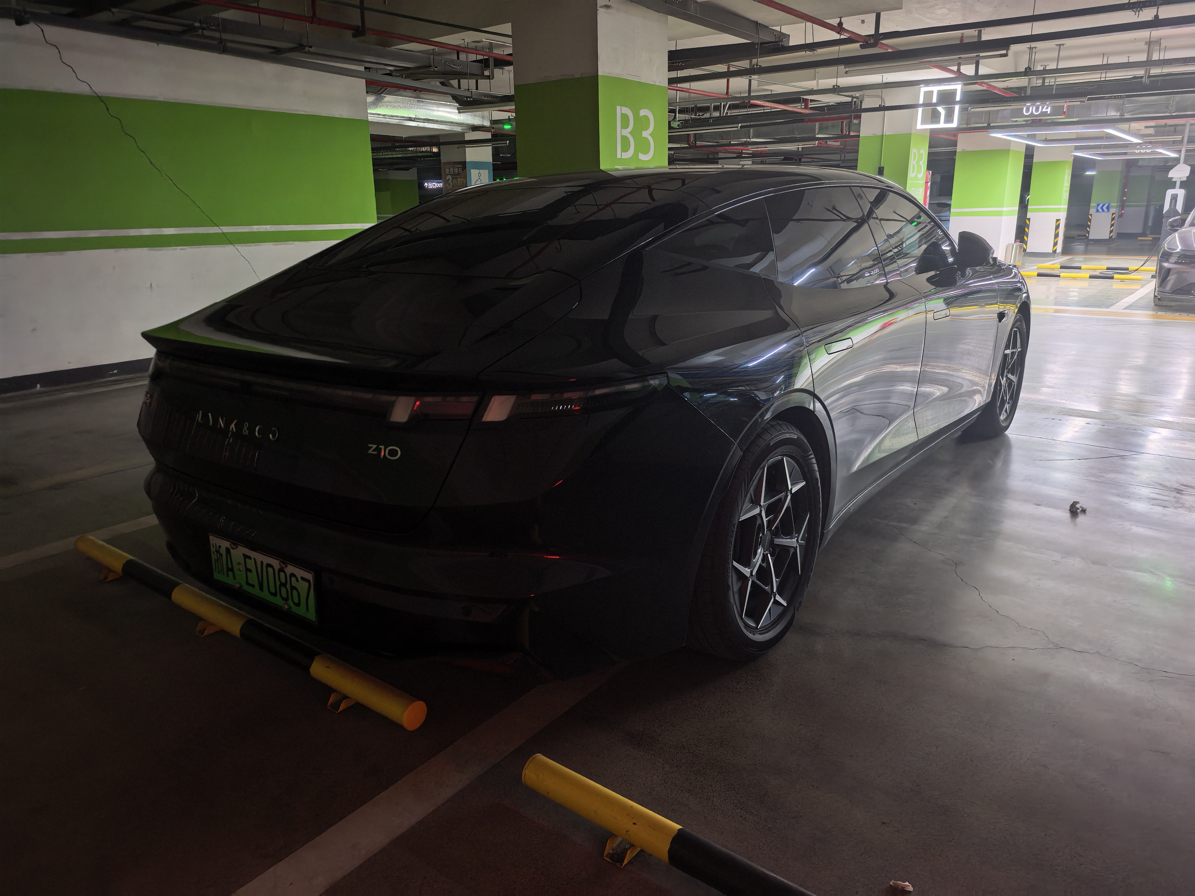 Lynk & Co Z10 2025 #2 Lynk & Co Z10 2025 car image #2