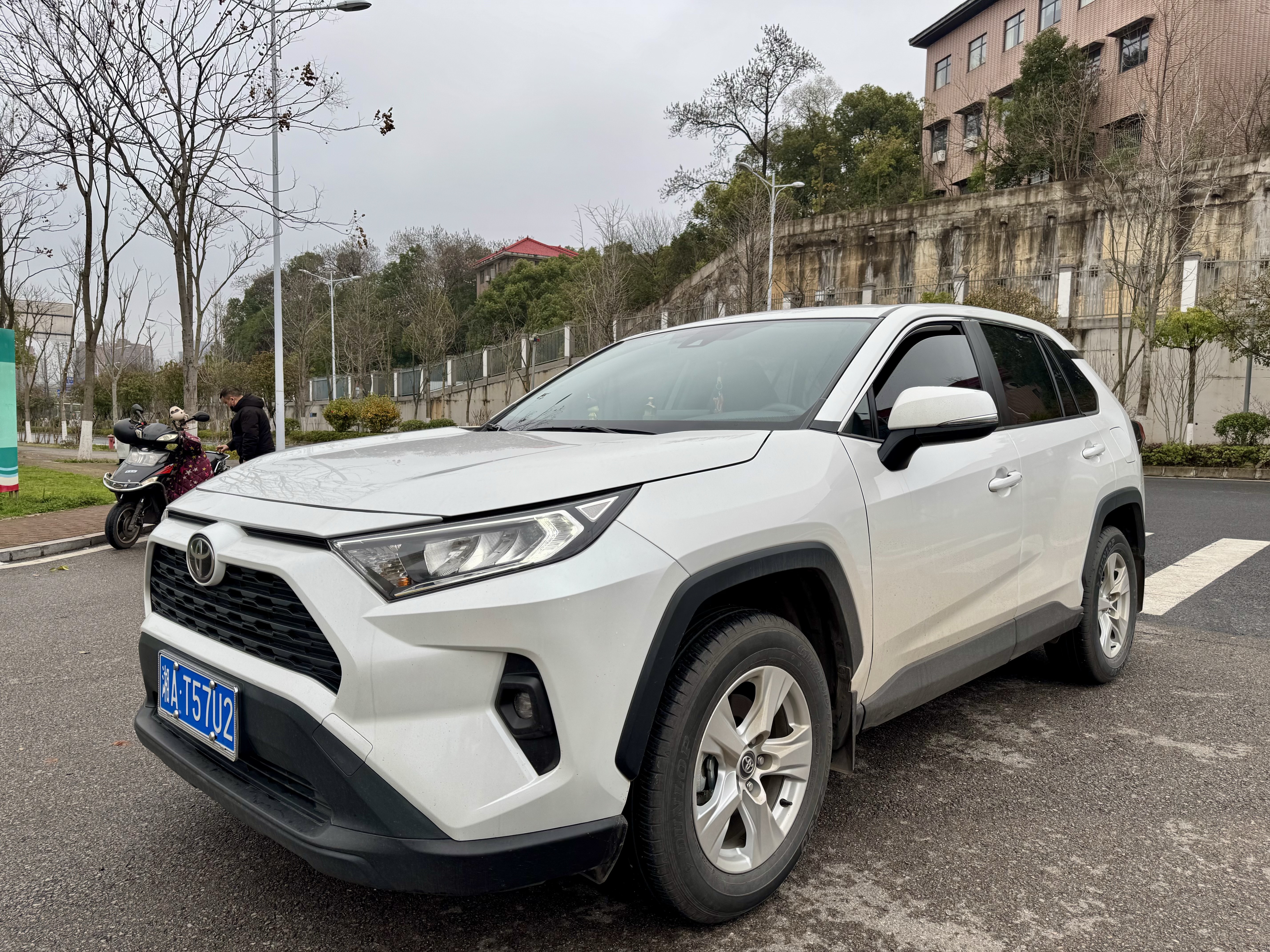 Toyota RAV4 2024 car image #2