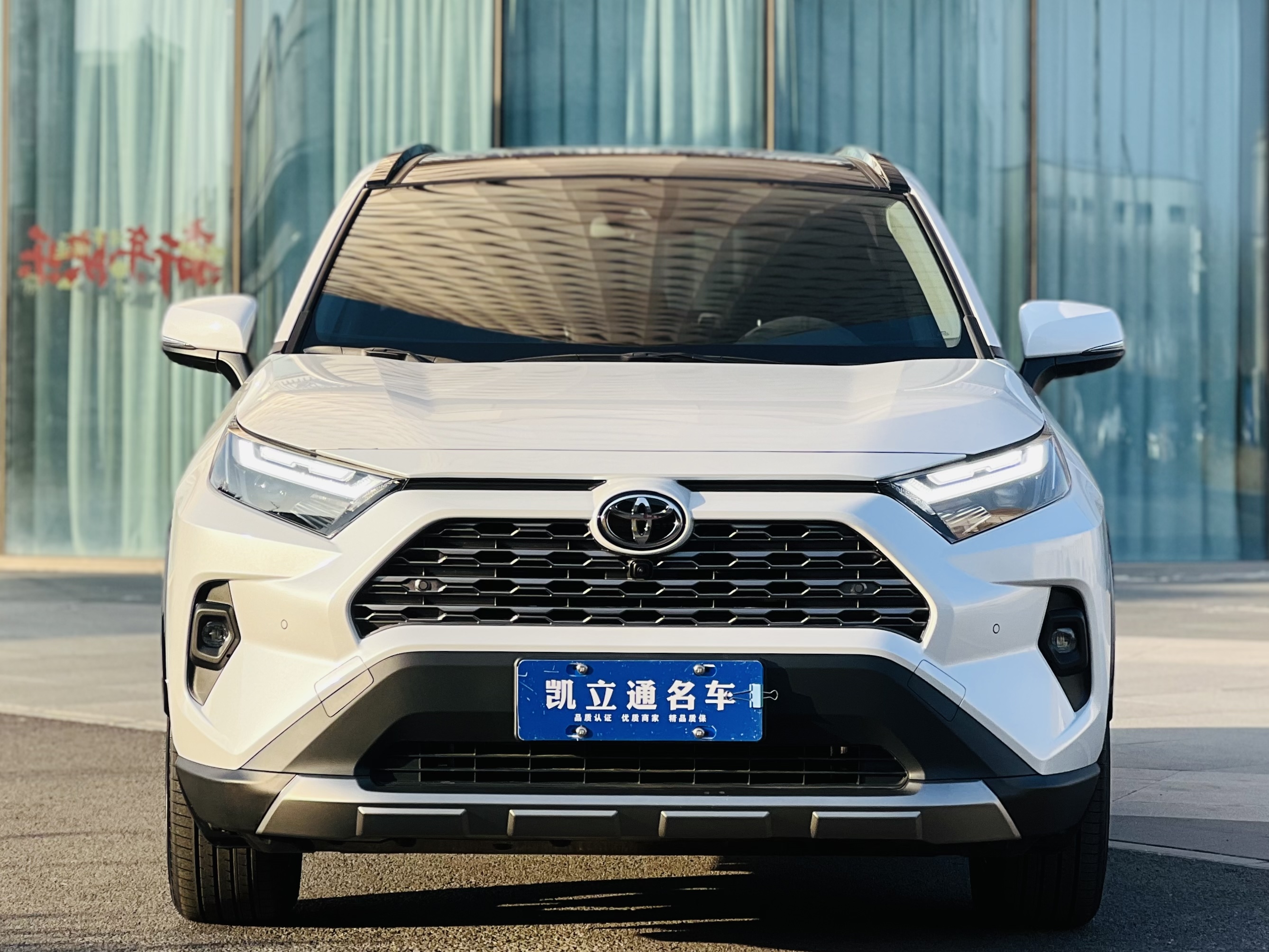 Toyota RAV4 2025 car image #2