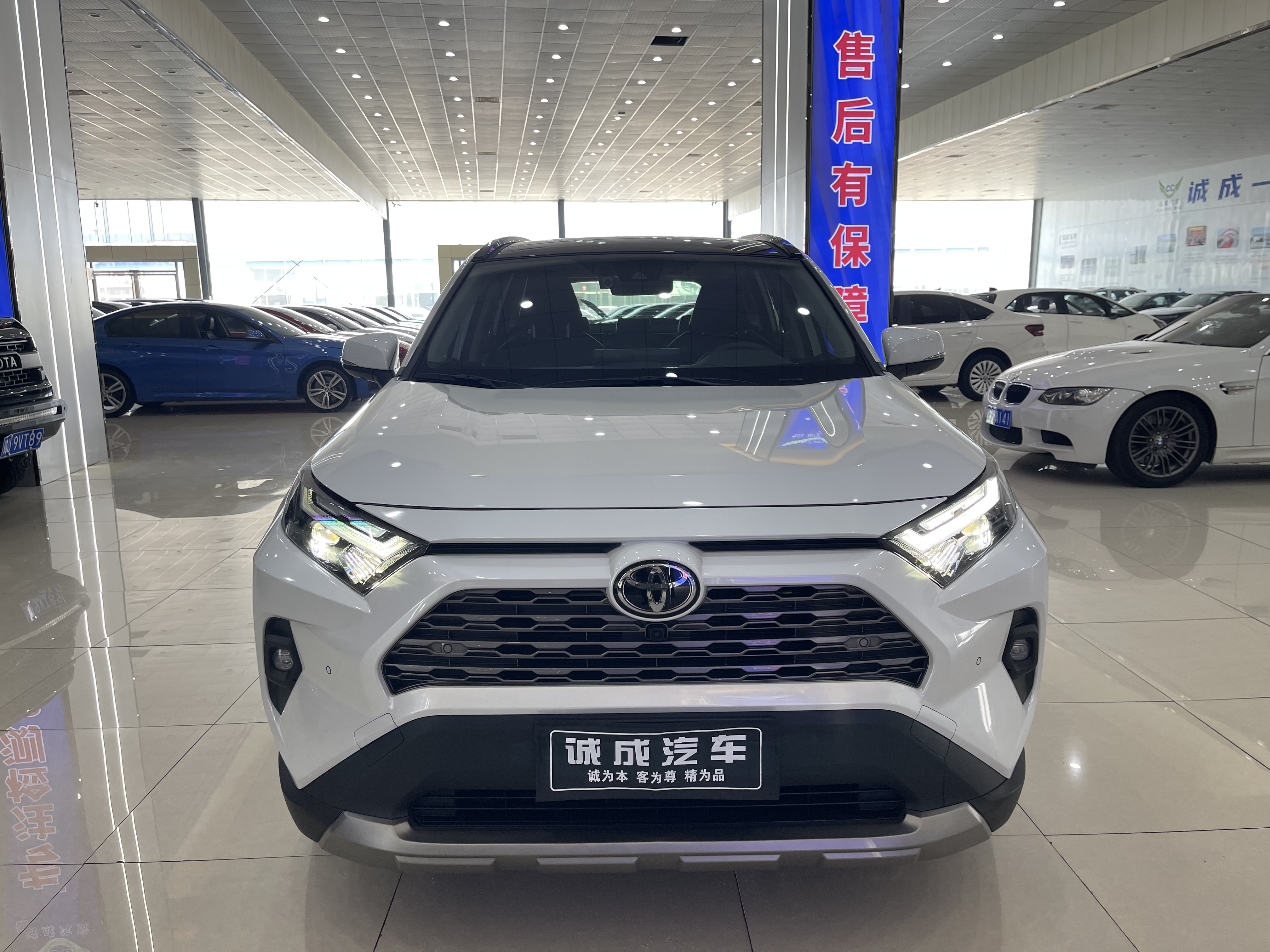 Toyota RAV4 2025 car image #2