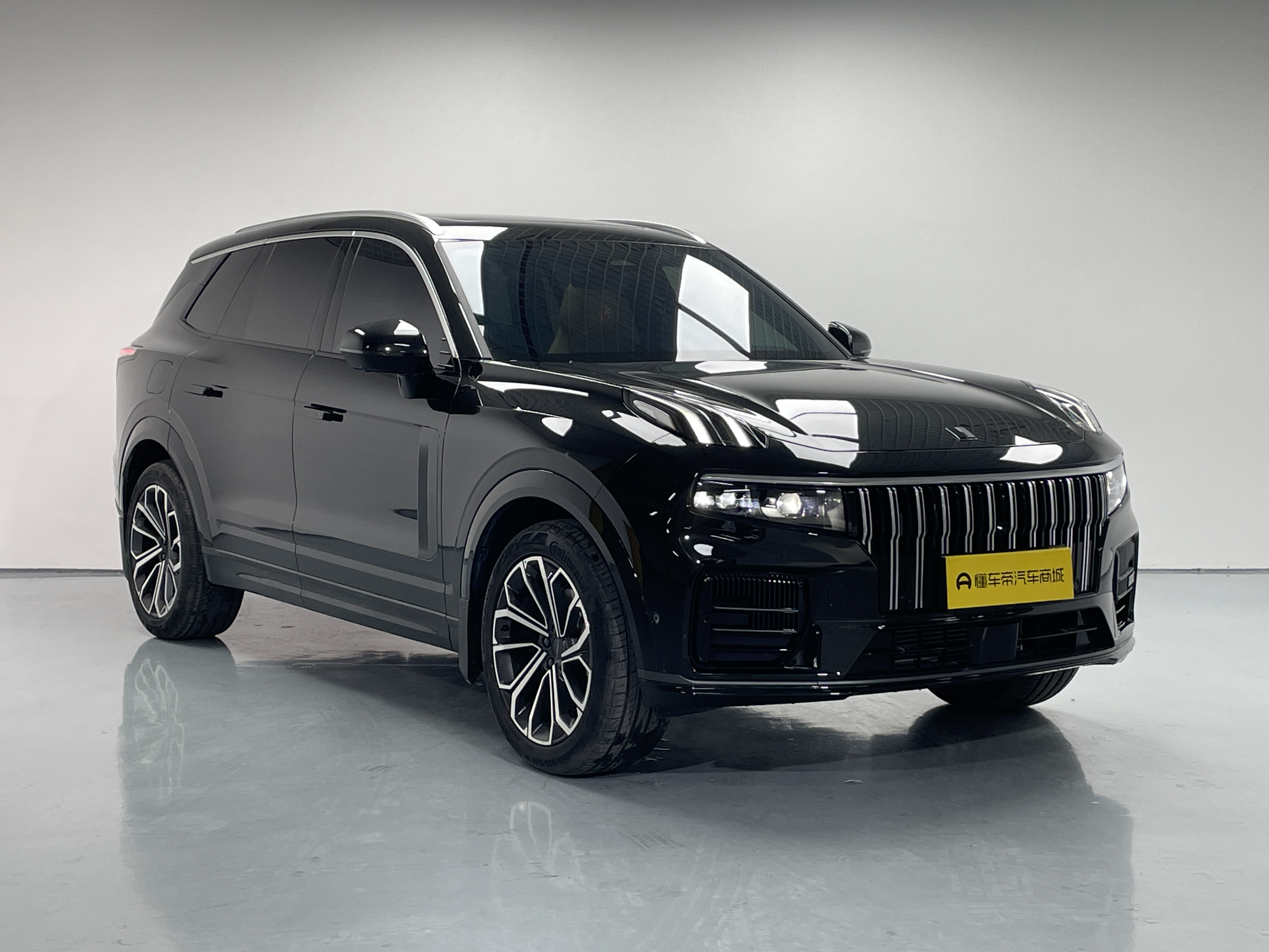 Lynk & Co 09 2025 car image #2