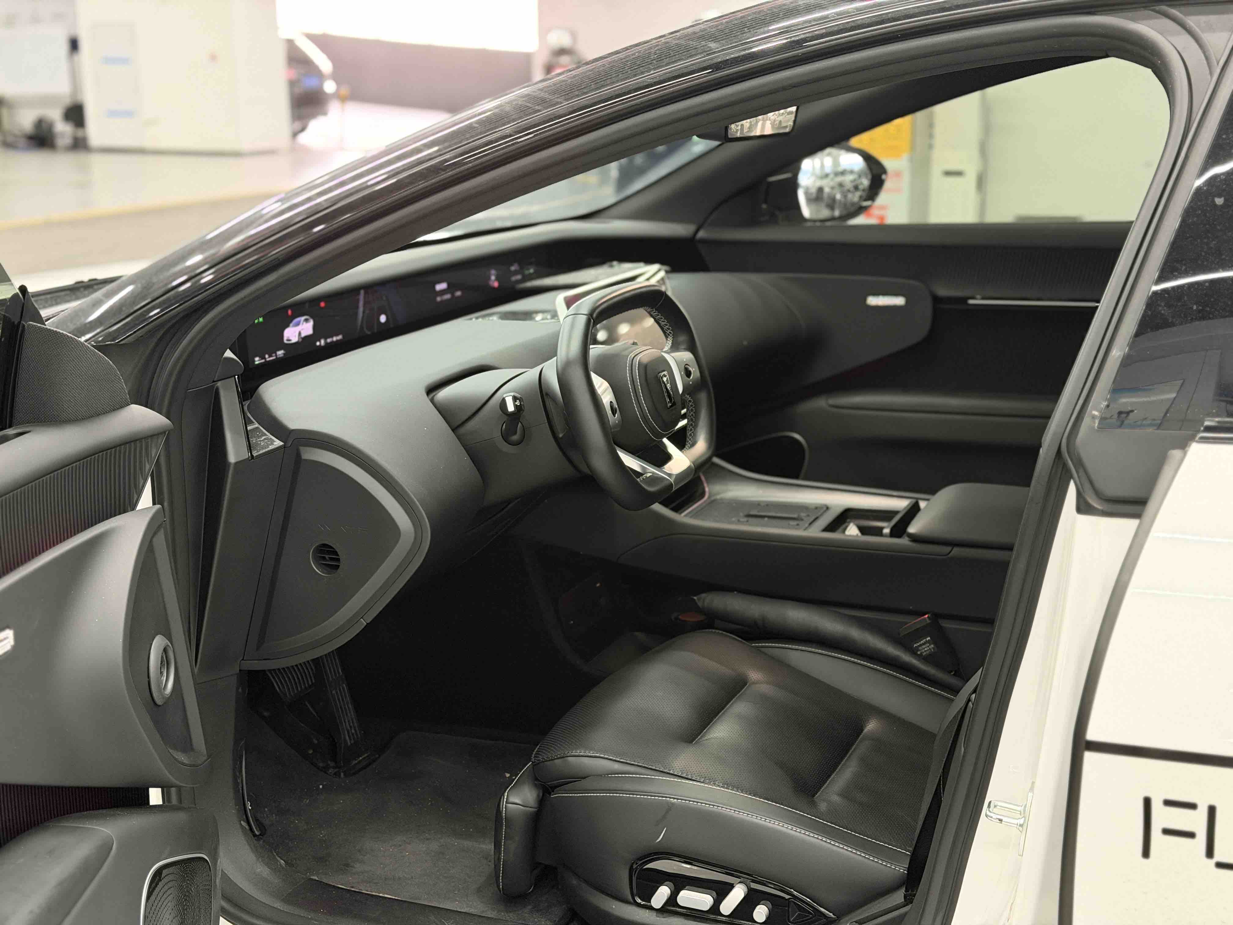 Avatr 12 2024 car image #2