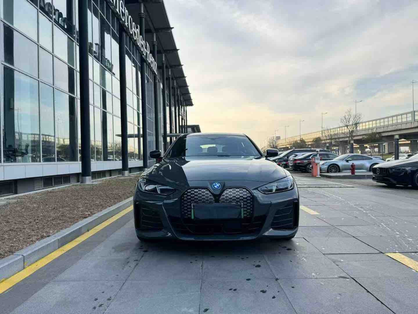 BMW i4 2026 car image #2