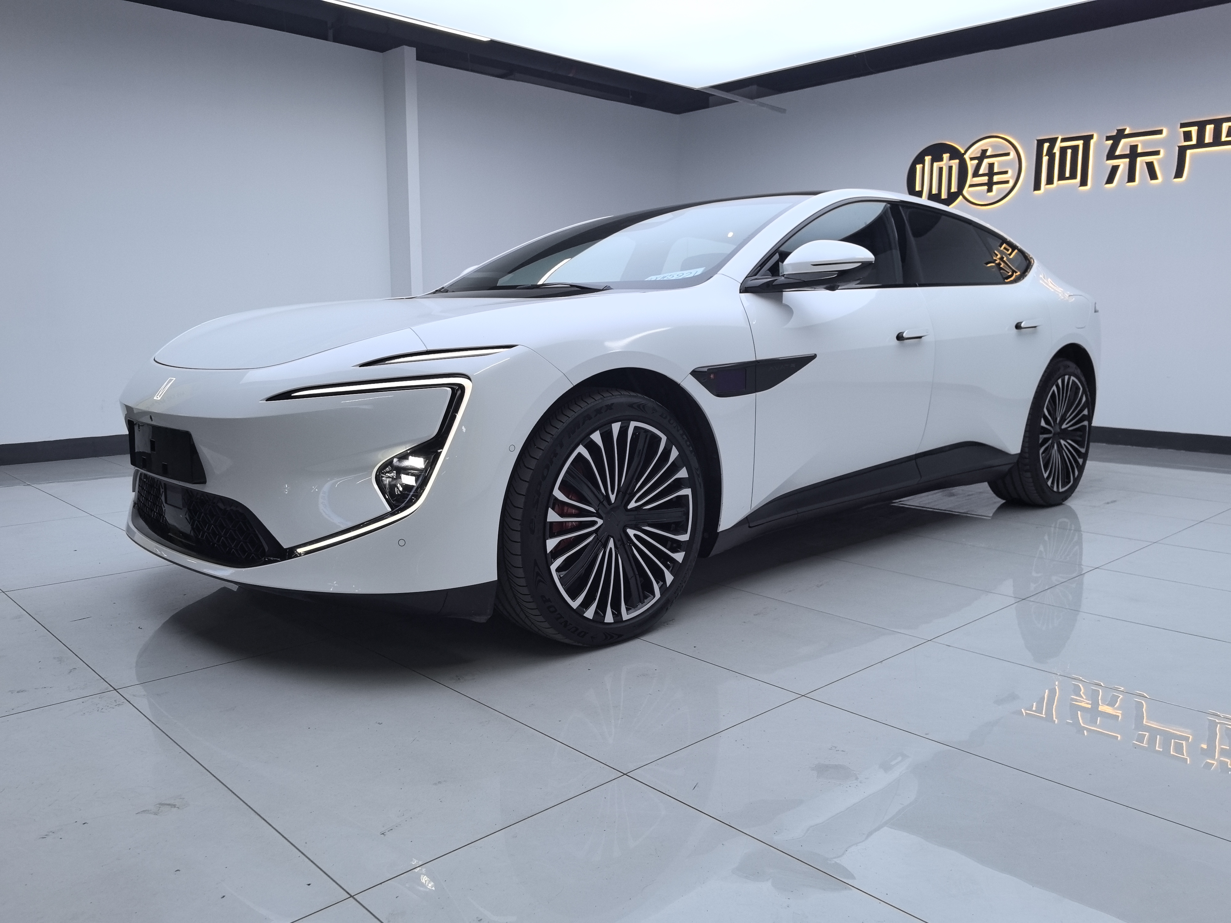 Avatr 12 2024 car image #2