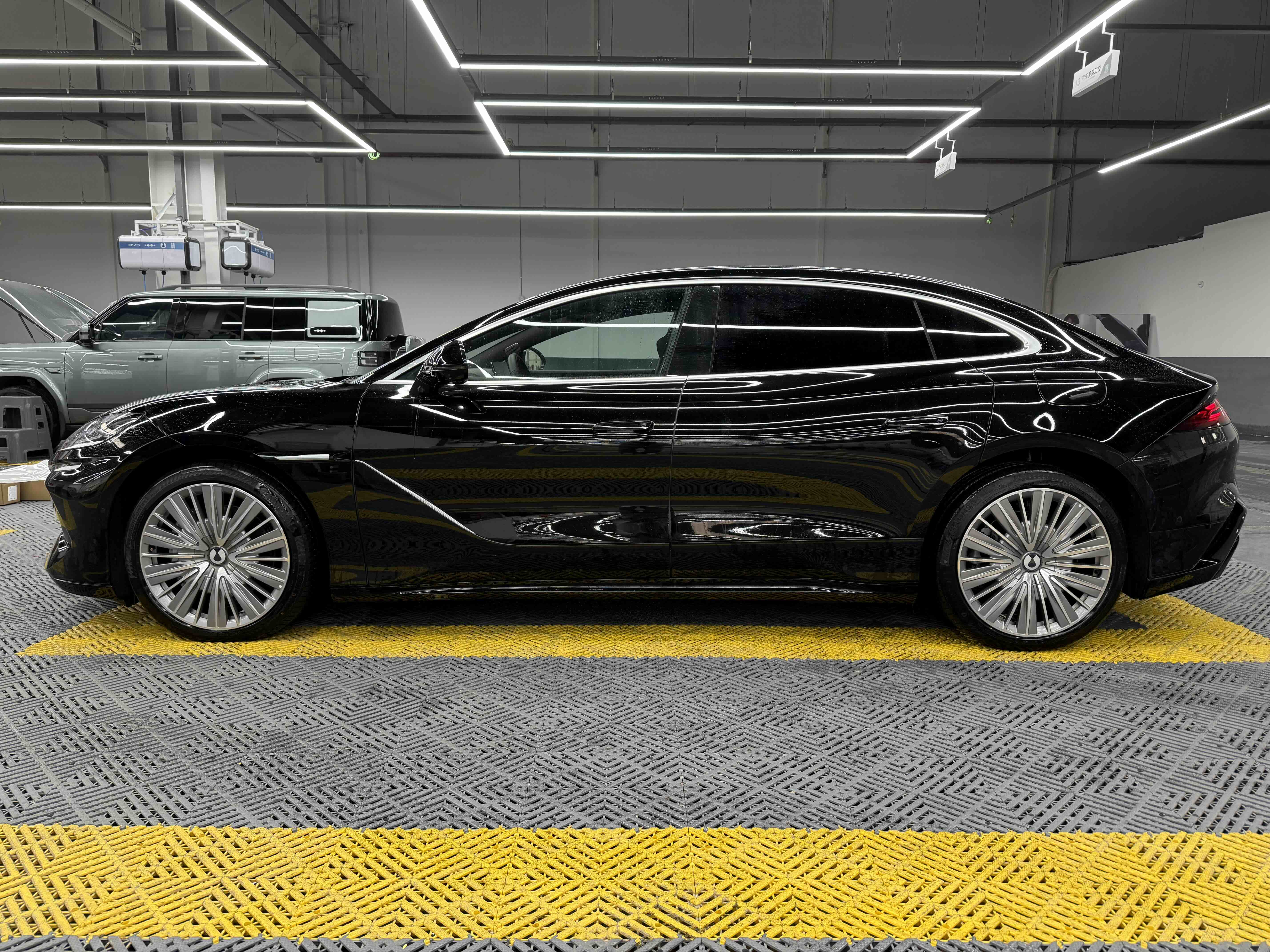 Denza Z9 2025 car image #2