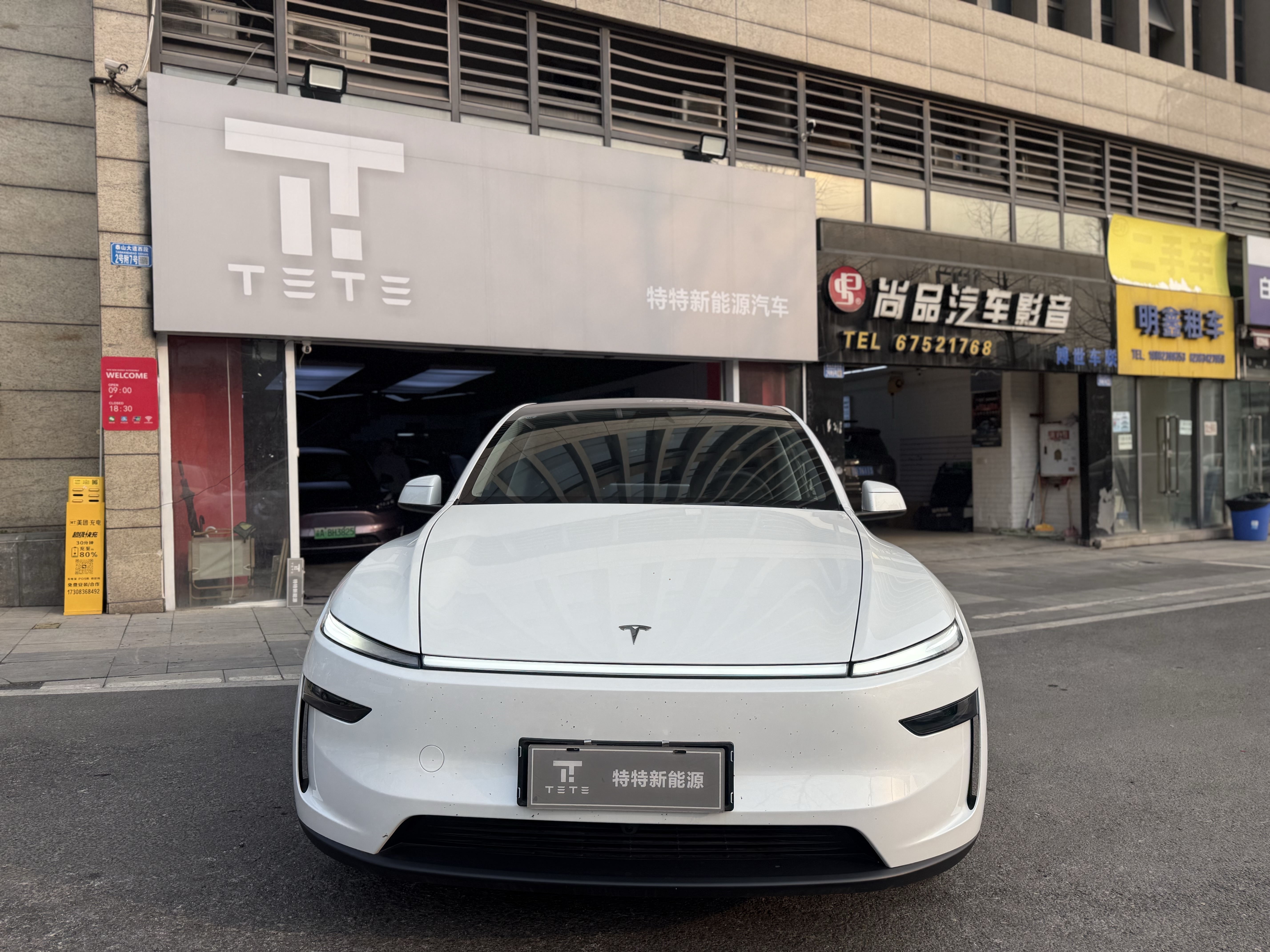 Tesla Model Y 2025 #2 Tesla Model Y 2025 car image #2