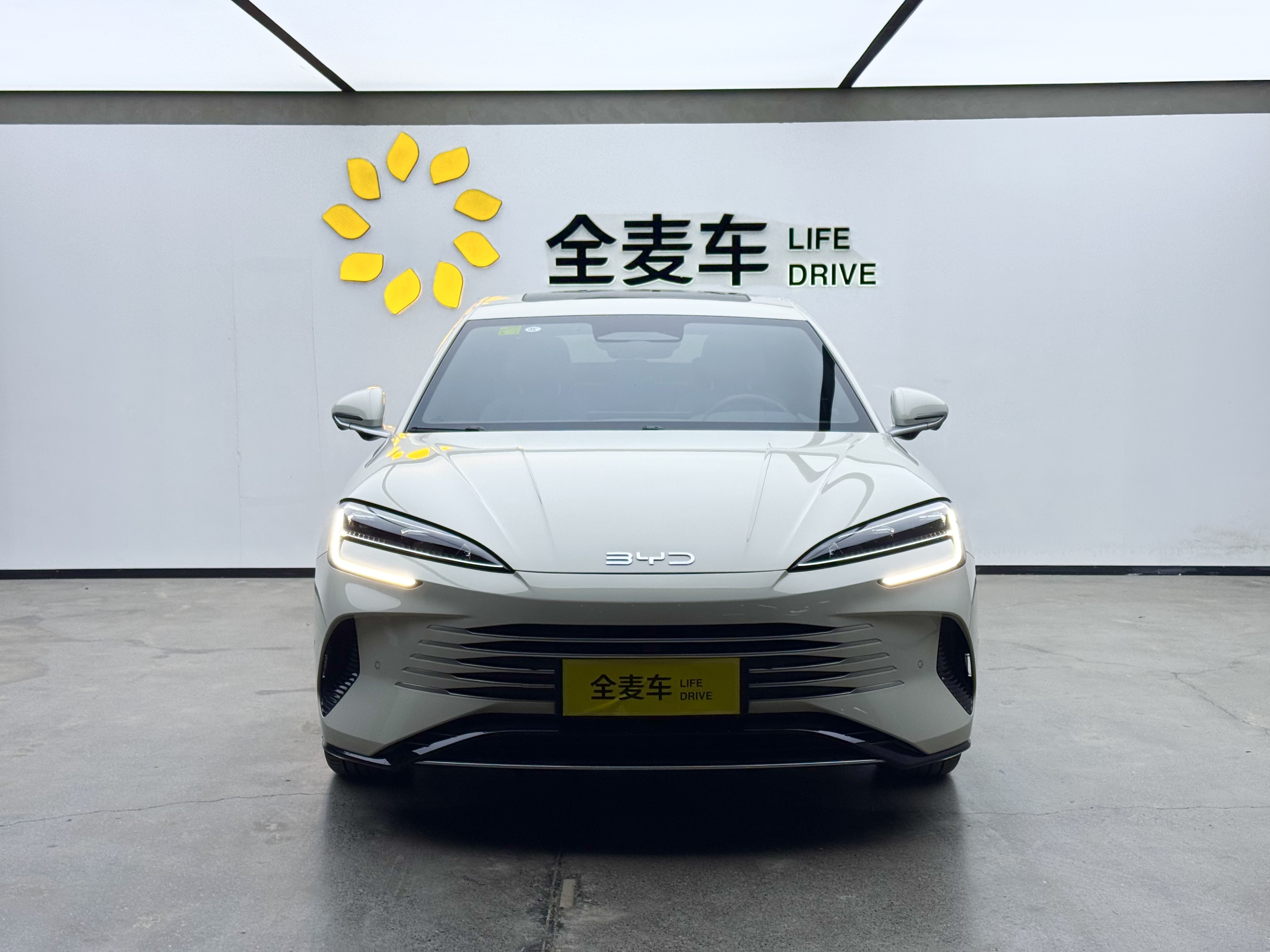 BYD Seal 07 DM-i 2025 #2 BYD Seal 07 DM-i 2025 car image #2
