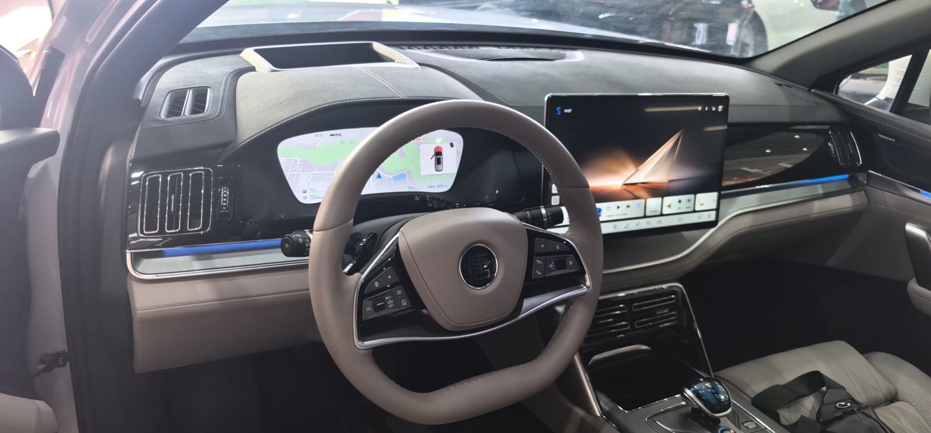 BYD Tang New Energy 2025 car image #2