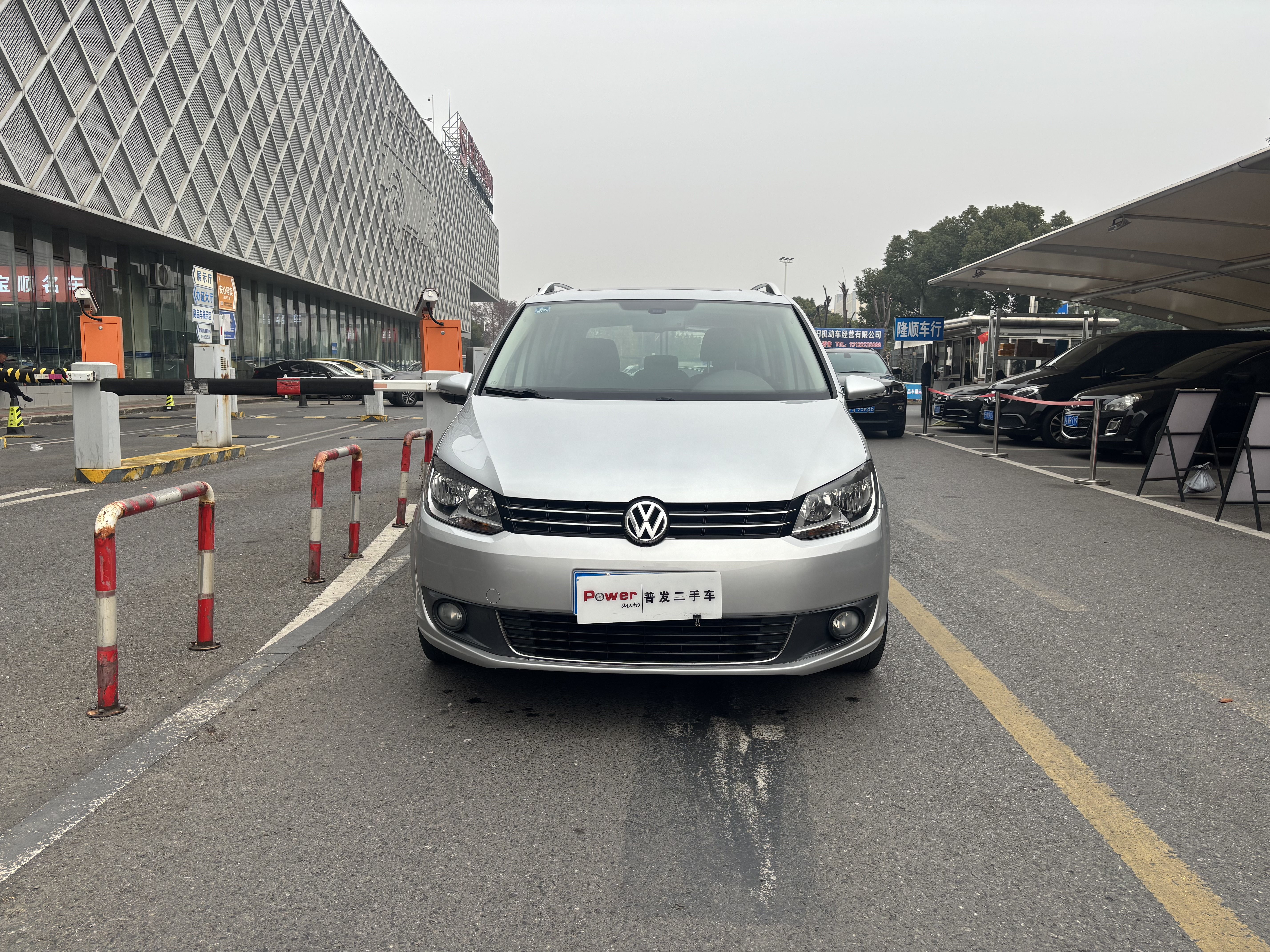 Volkswagen Touran 2015 car image #2