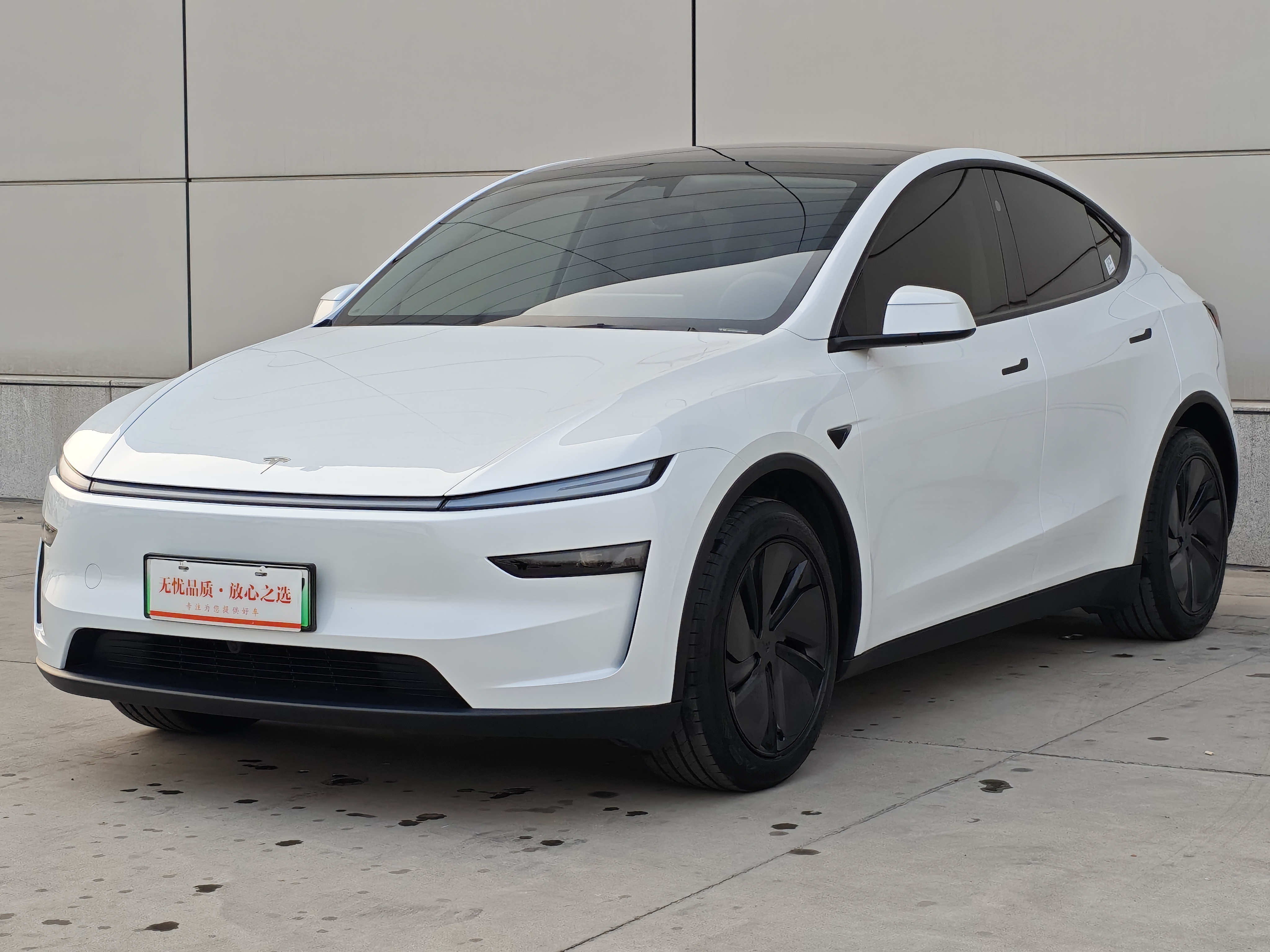 Tesla Model Y 2025 #2 Tesla Model Y 2025 car image #2