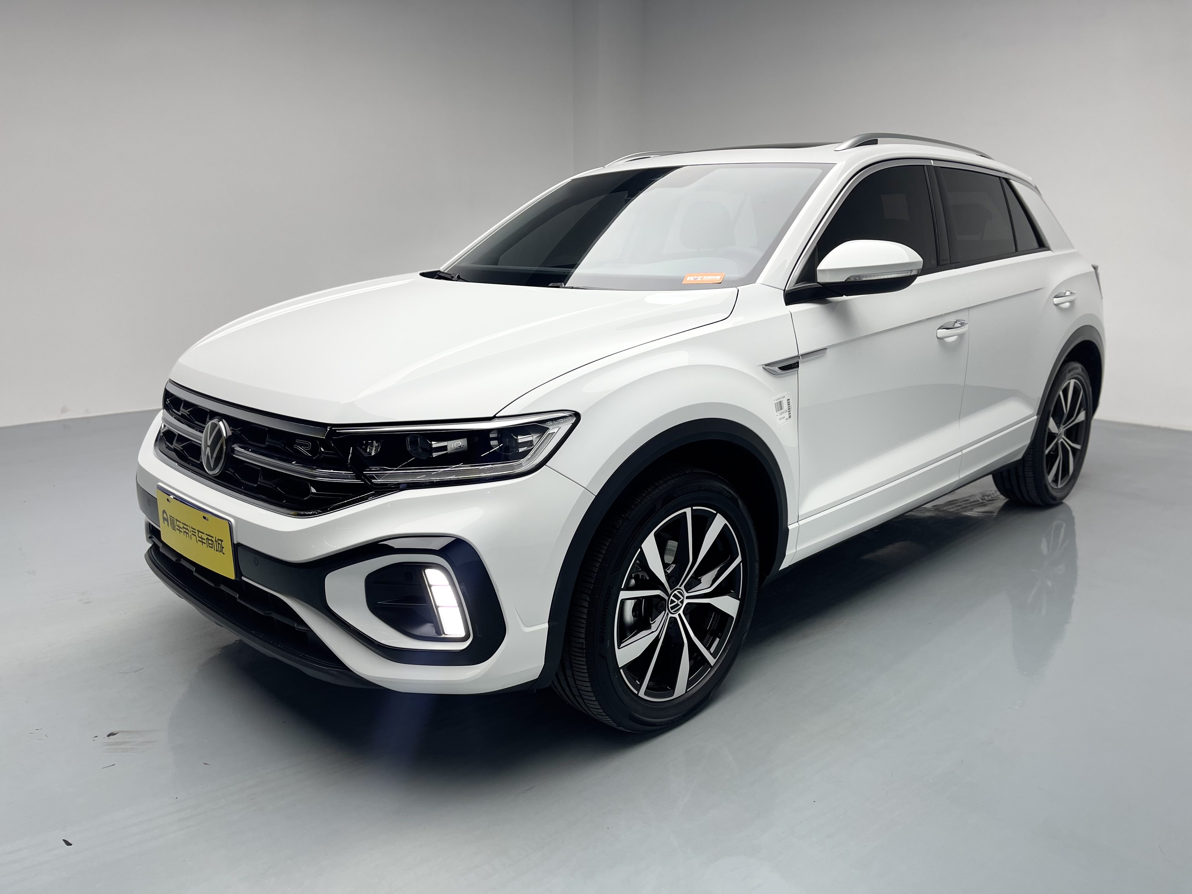 Volkswagen T-Roc 2025 car image #2