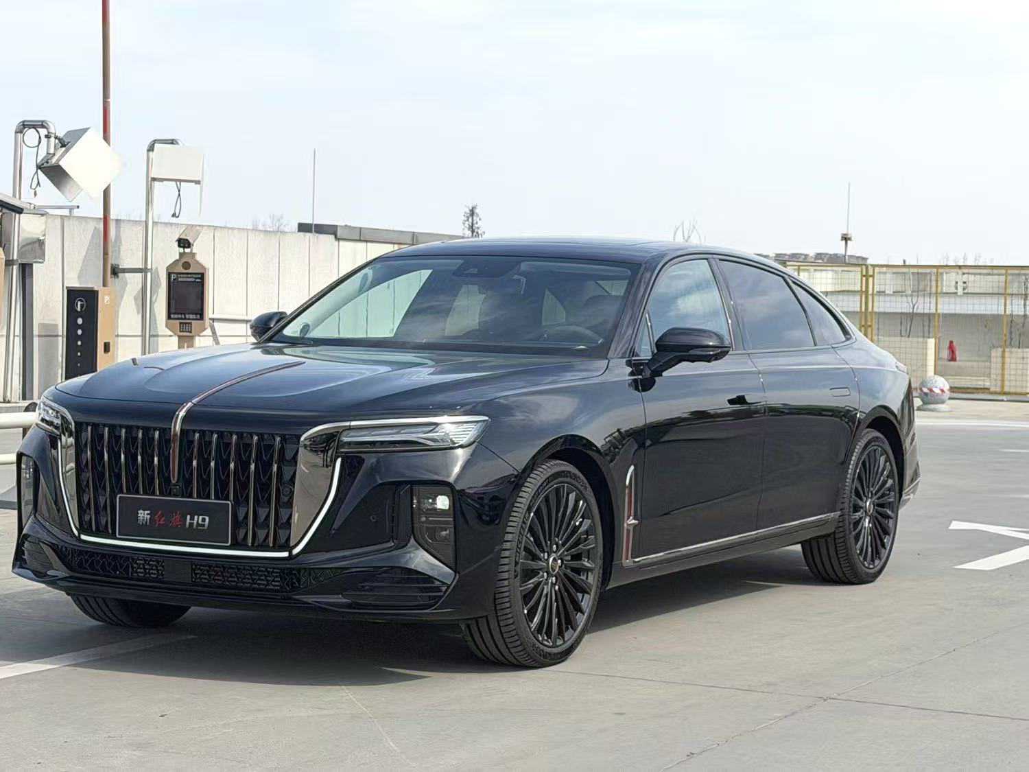 HongQi H9 2026 car image #2