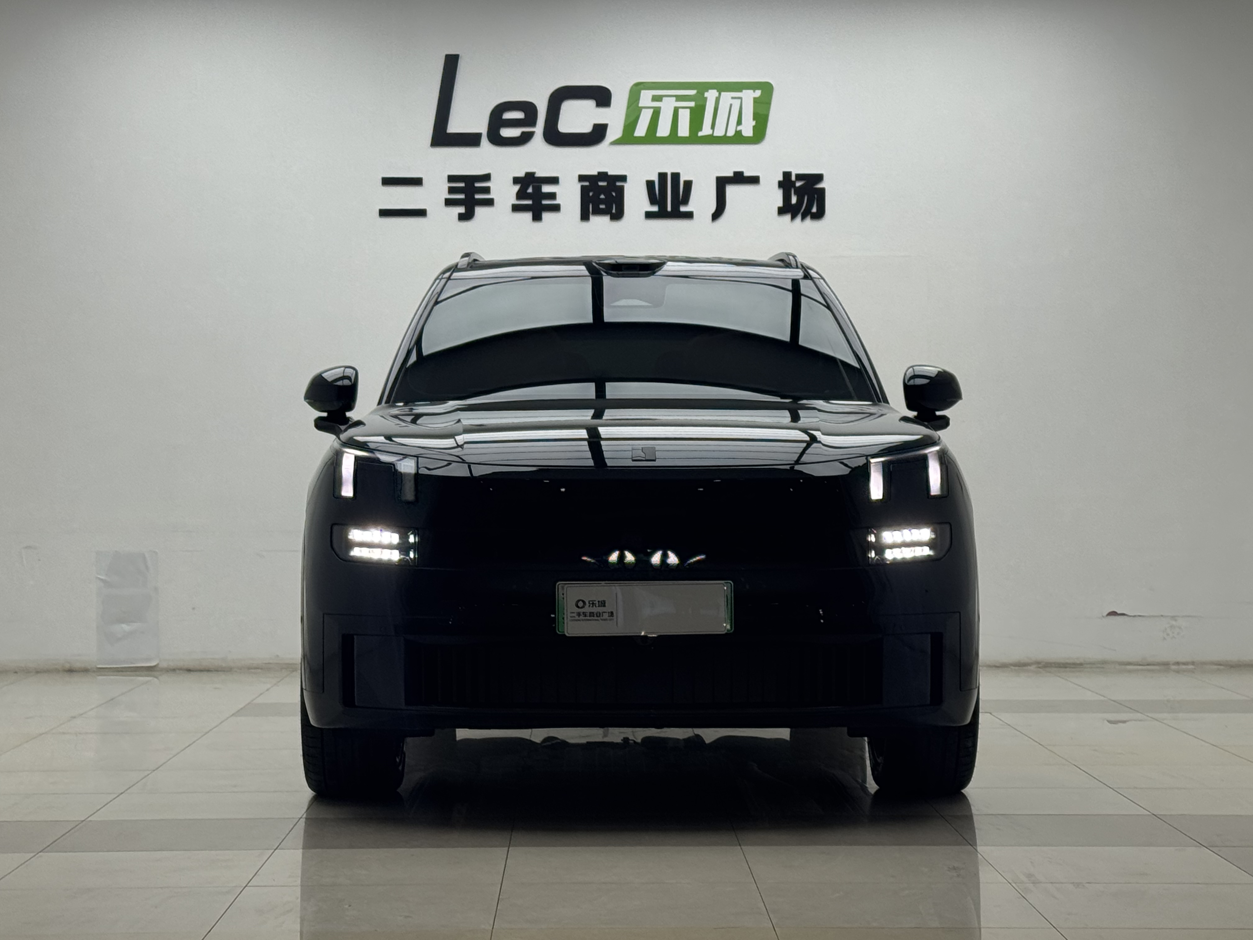 Lynk & Co 900 2025 car image #2