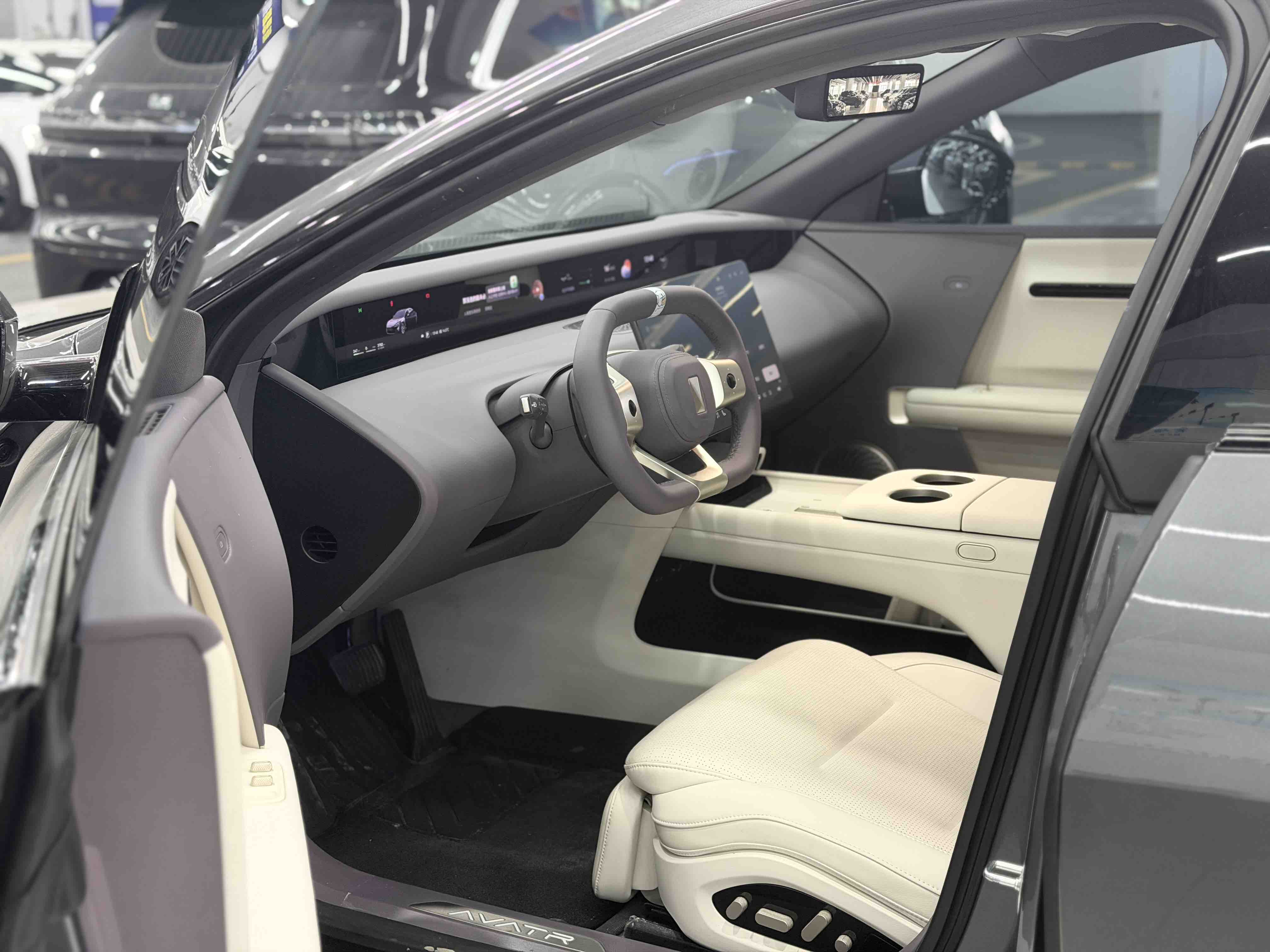 Avatr 06 2025 immagine di auto #2