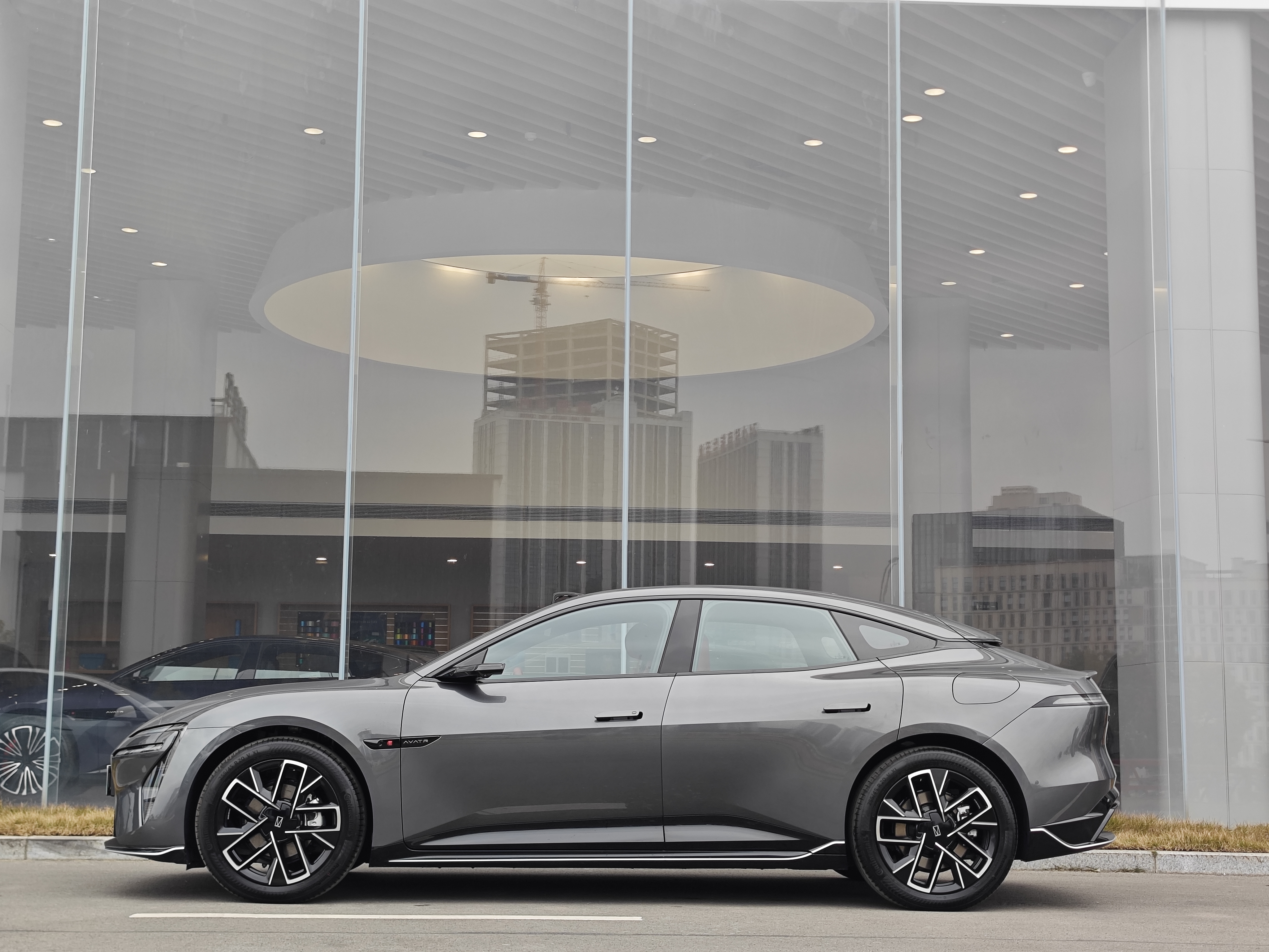 Avatr 06 2025 car image #2