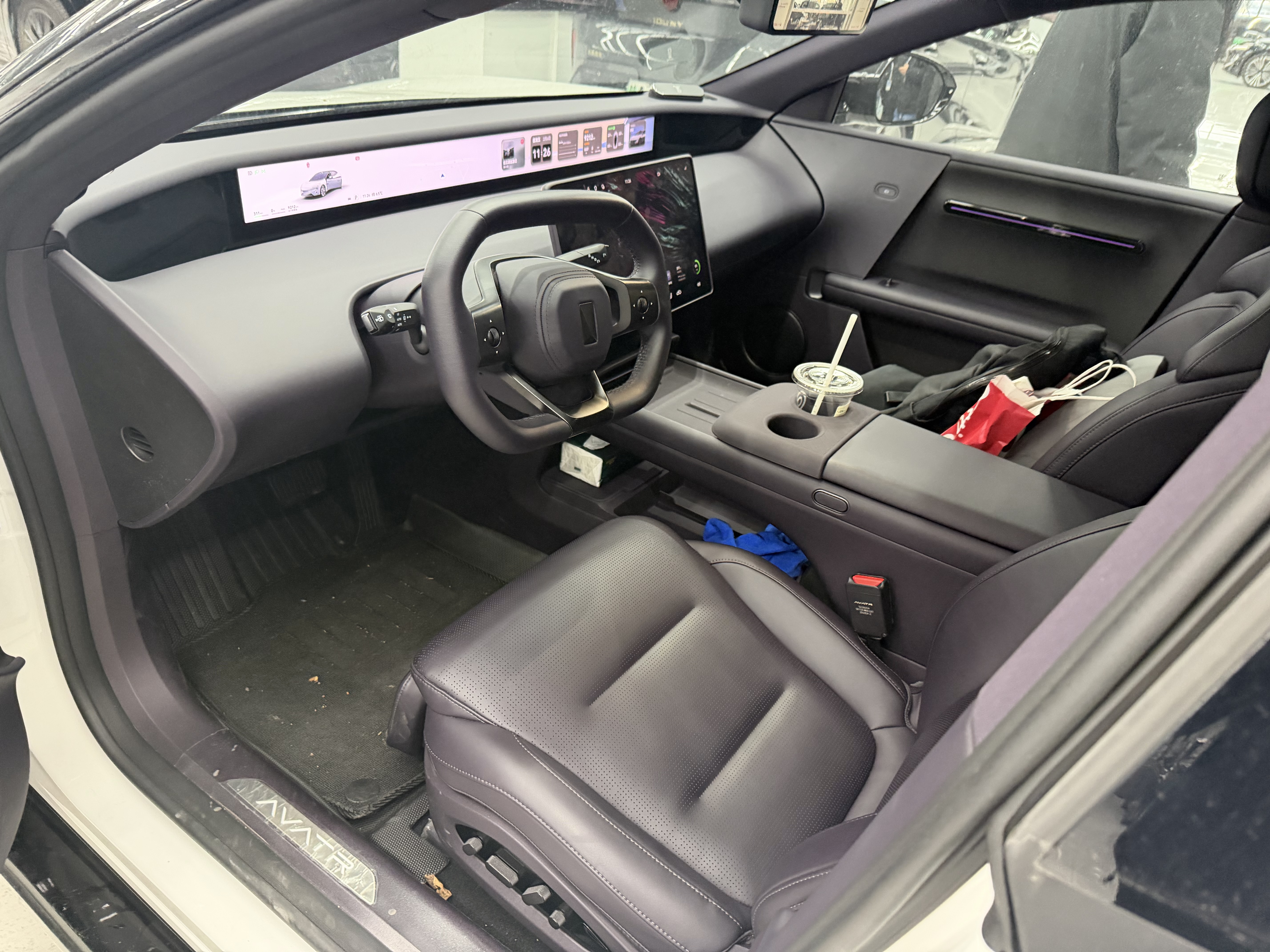 Avatr 06 2025 car image #2