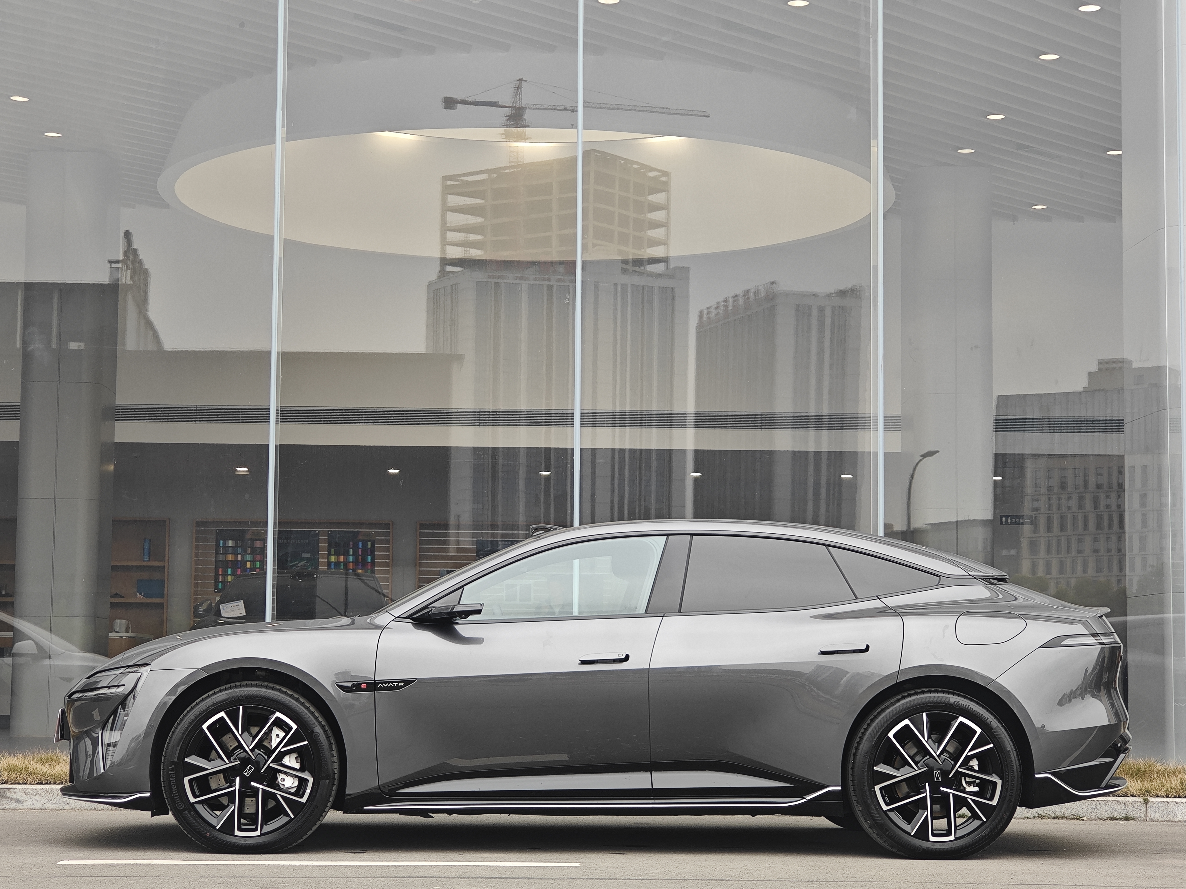 Avatr 06 2025 car image #2