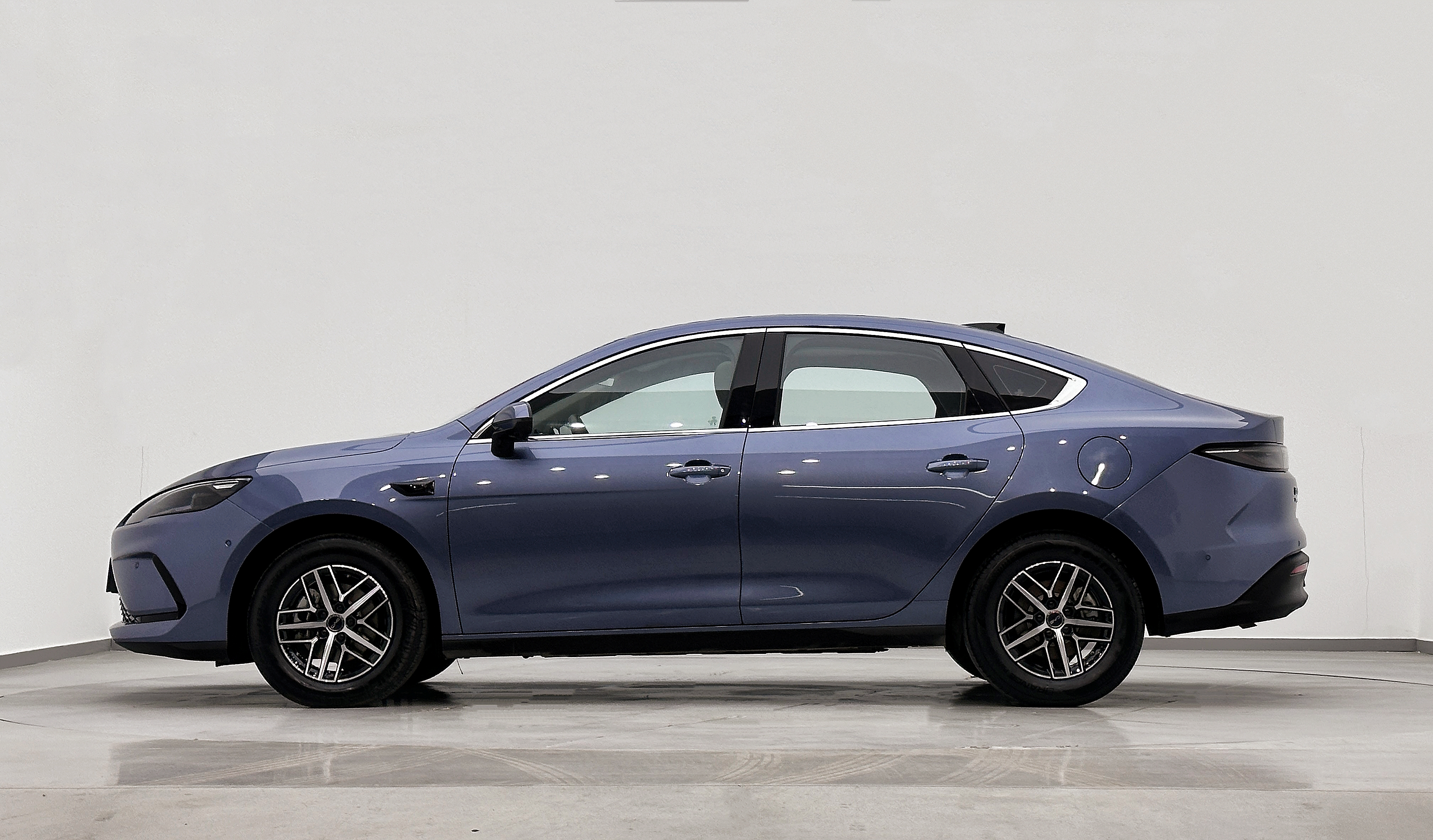 BYD Seal 05 DM-i 2025 car image #2