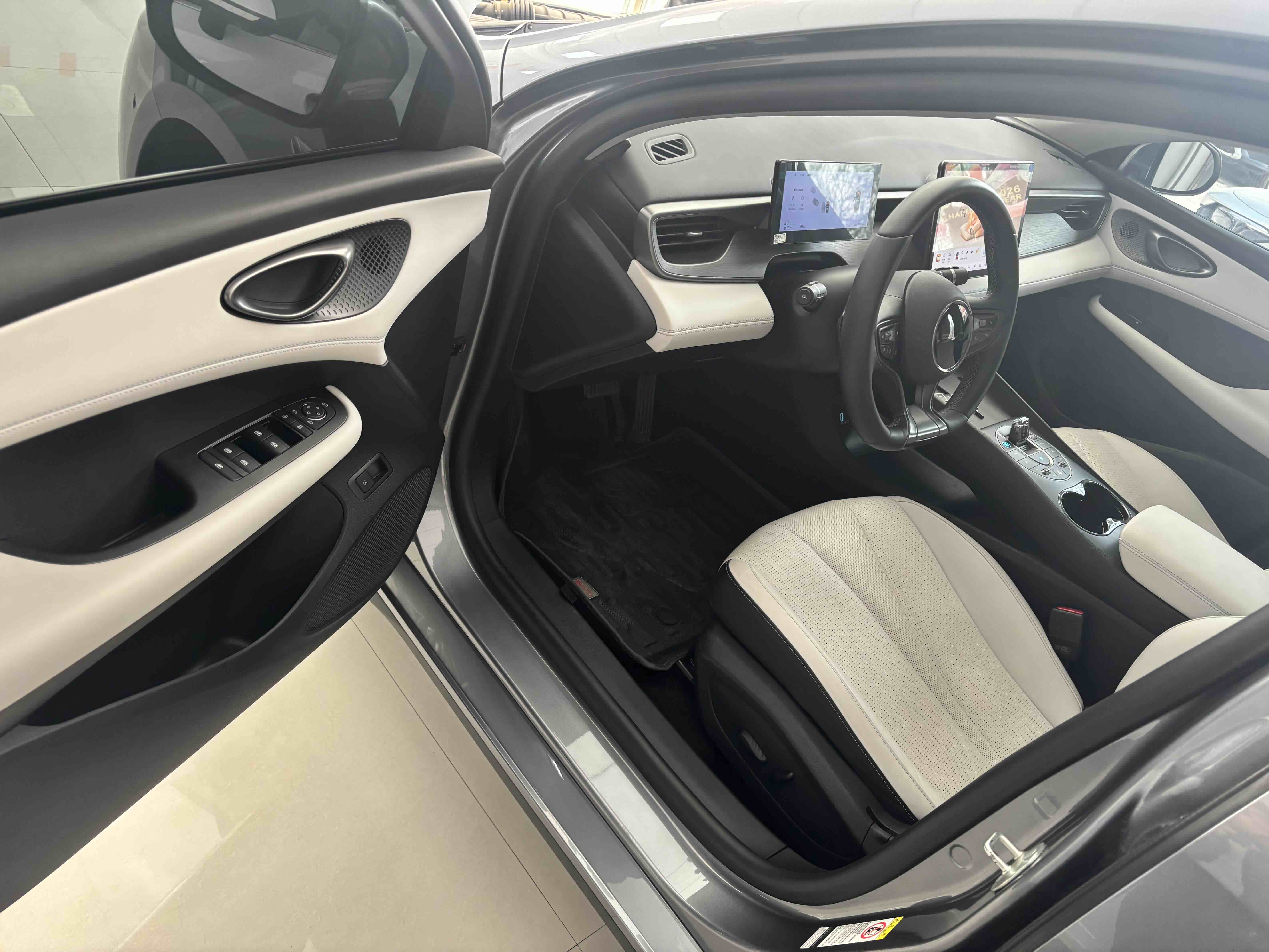 BYD Seal 05 DM-i 2025 car image #2