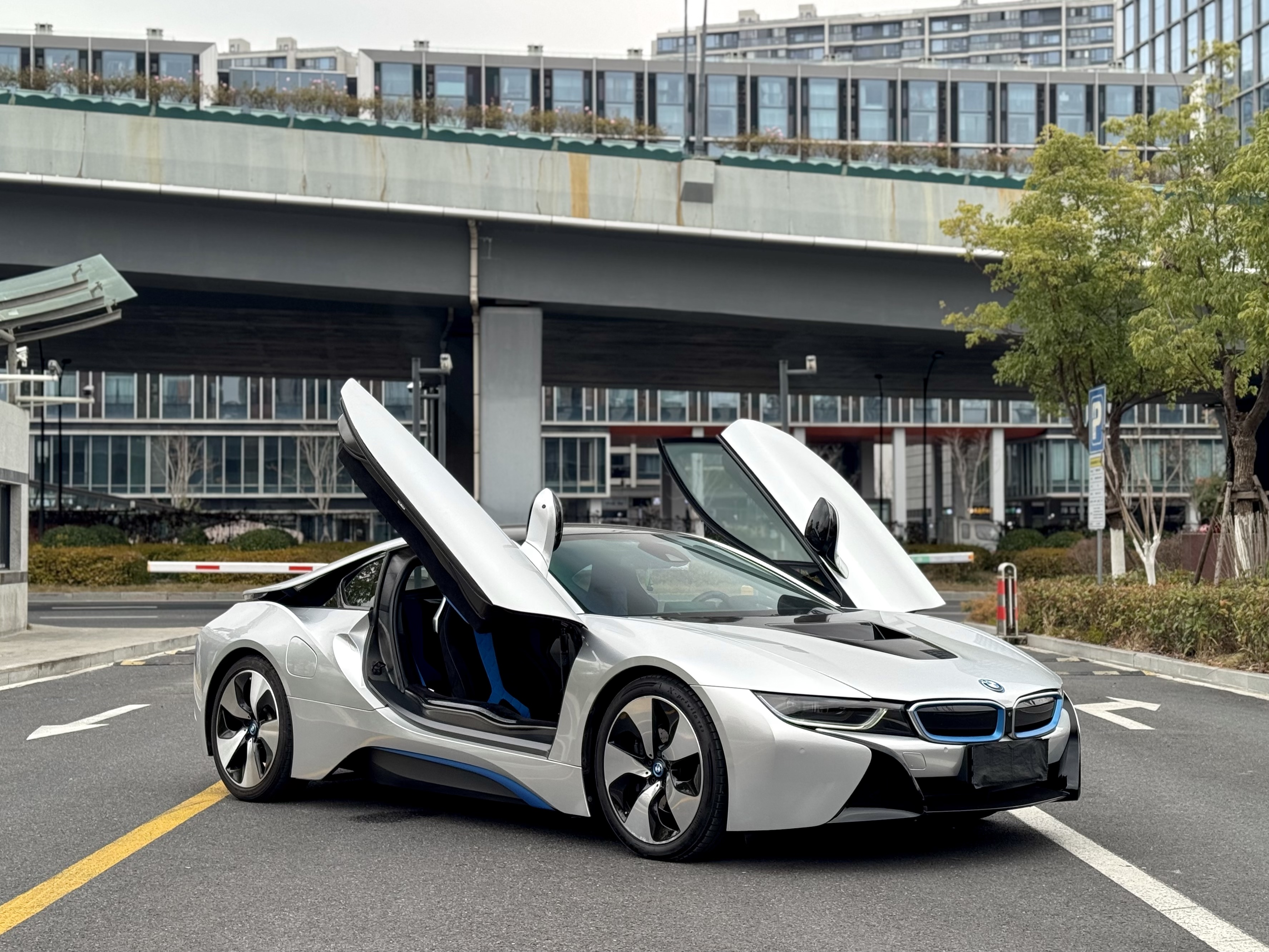 BMW i8 2018 car image #2