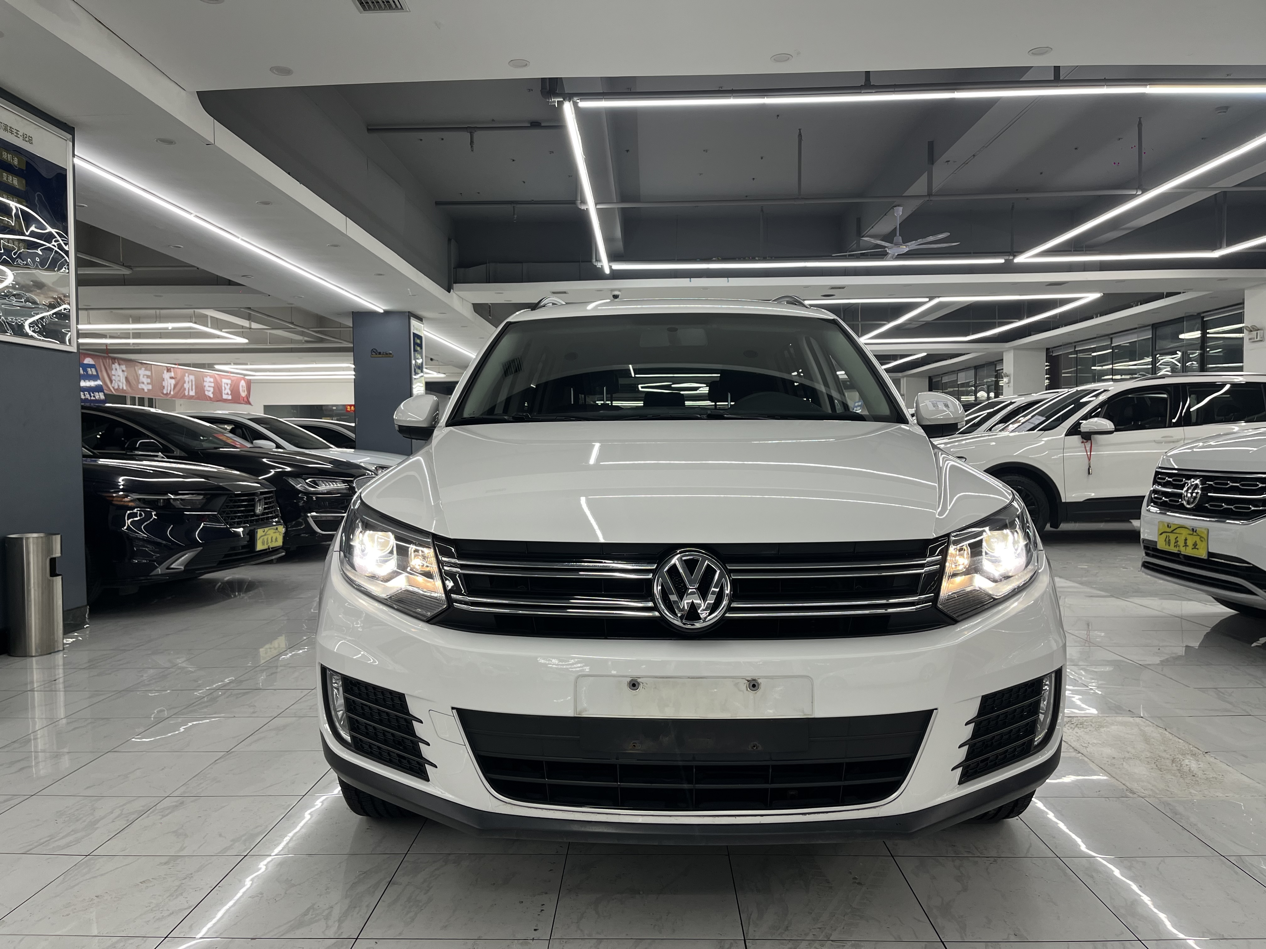 Volkswagen Tiguan 2015 car image #2