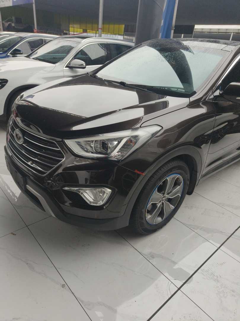 Hyundai Grand Santa Fe 2017 car image #2