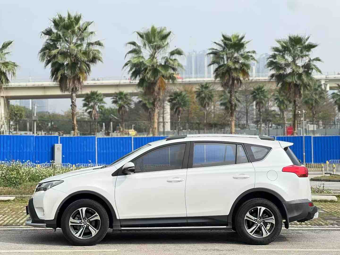 Toyota RAV4 2015 immagine di auto #2