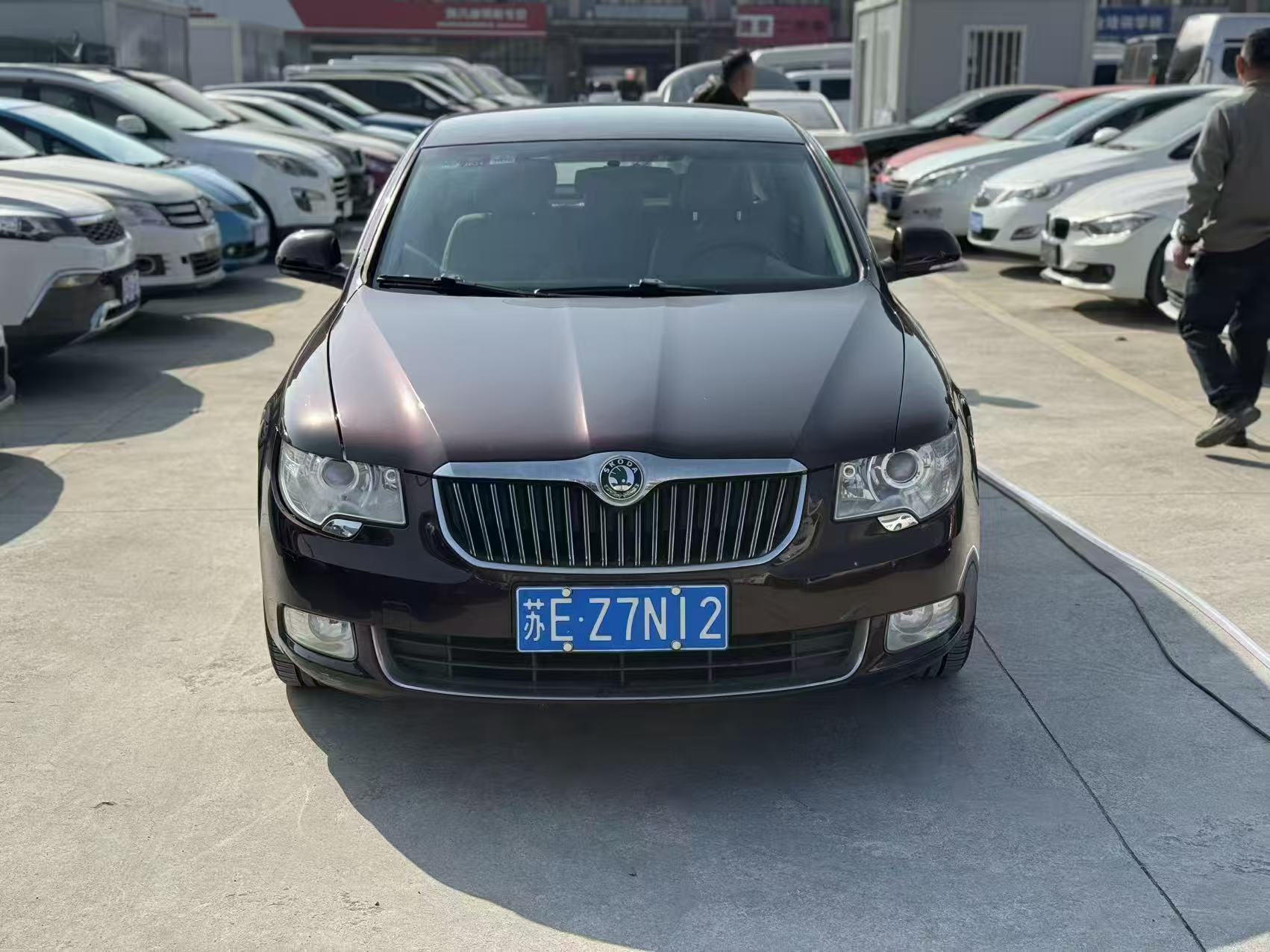 Skoda Superb 2012 car image #2