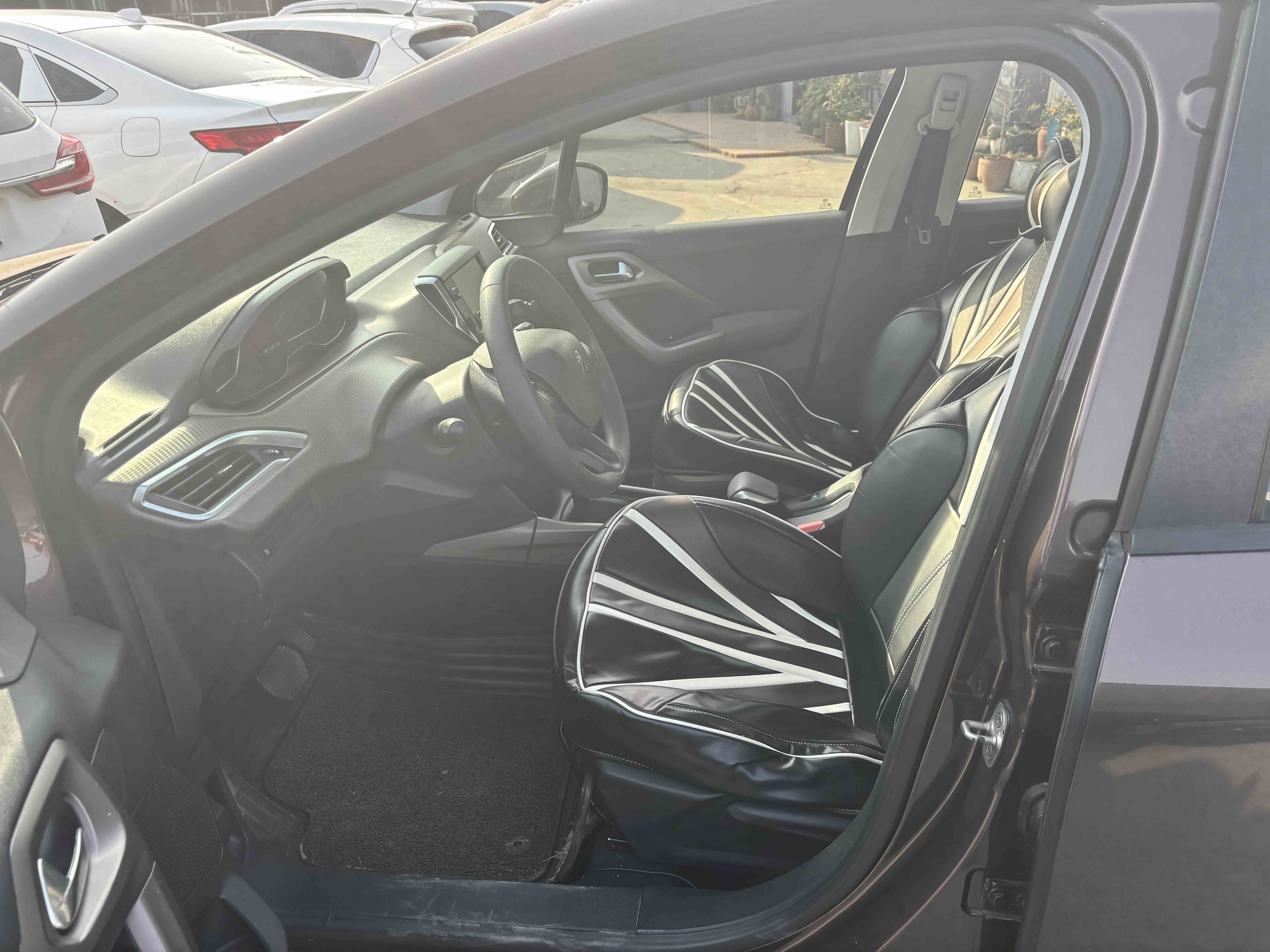 Peugeot 2008 2014 car image #2