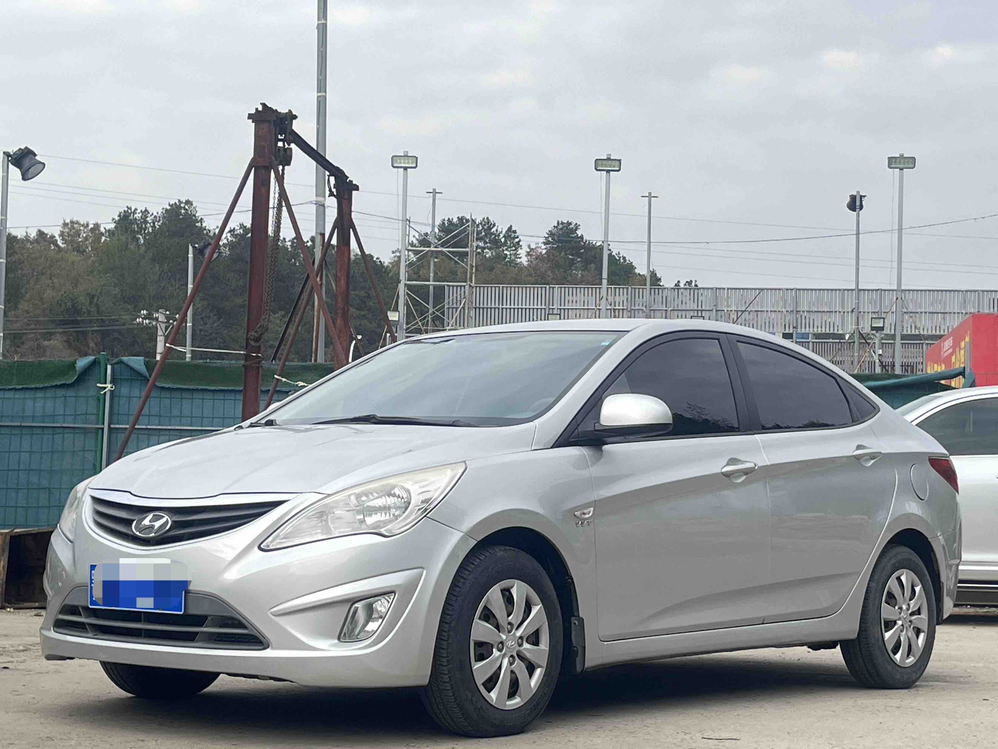 Hyundai Reina 2013 #2 Hyundai Reina 2013 car image #2