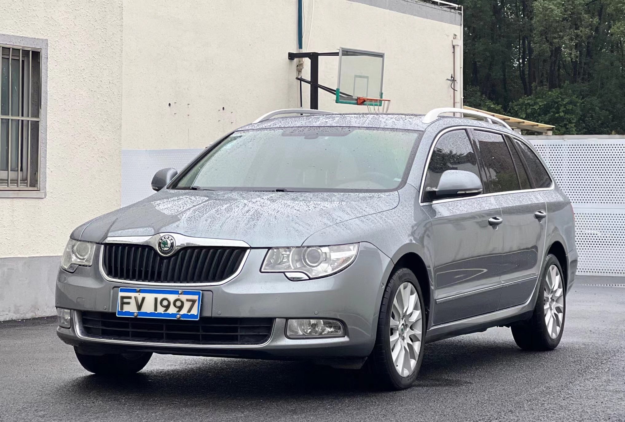 Skoda Superb Combi 2015 car image #2