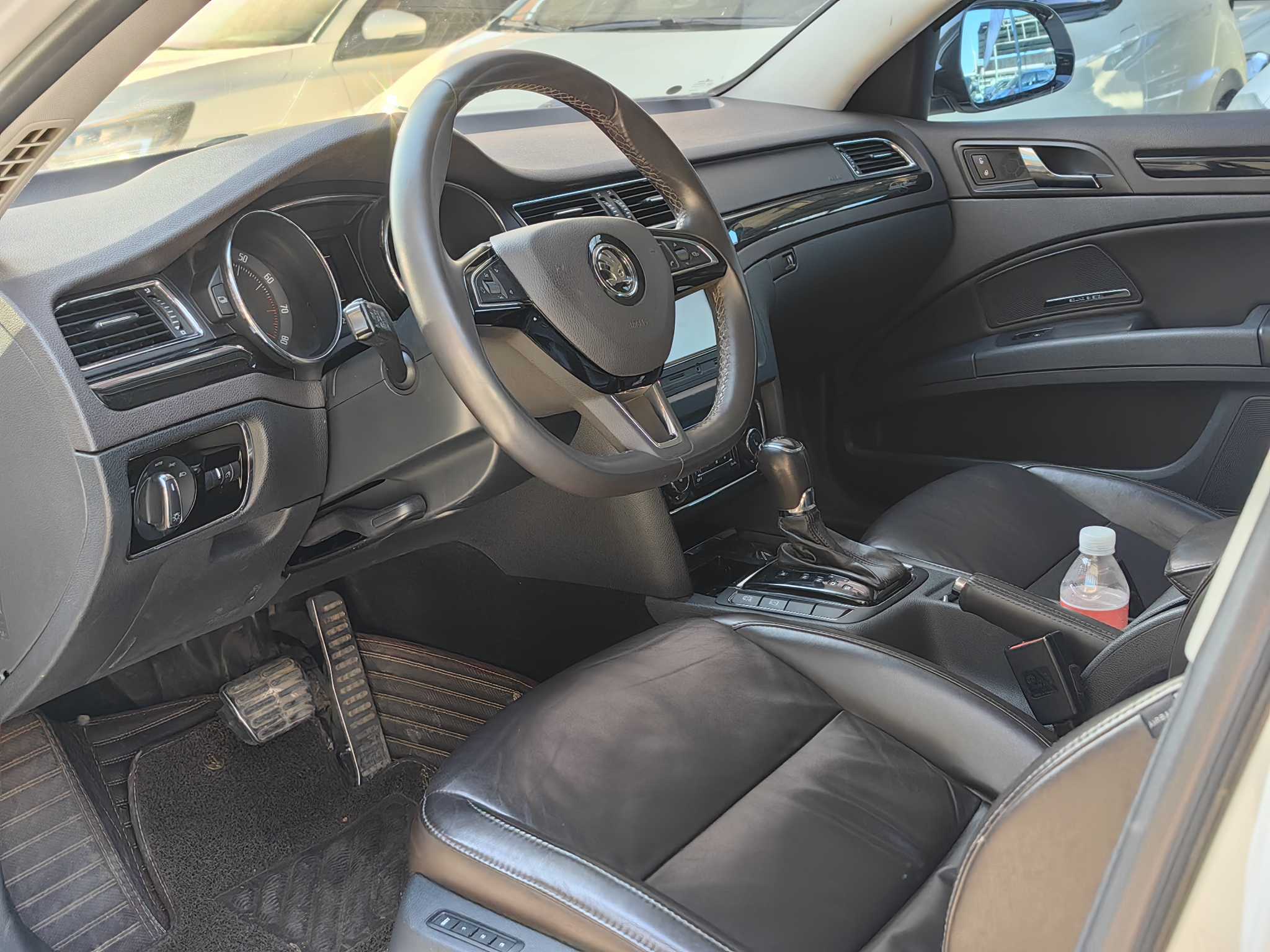 Skoda Superb Combi 2014 car image #2