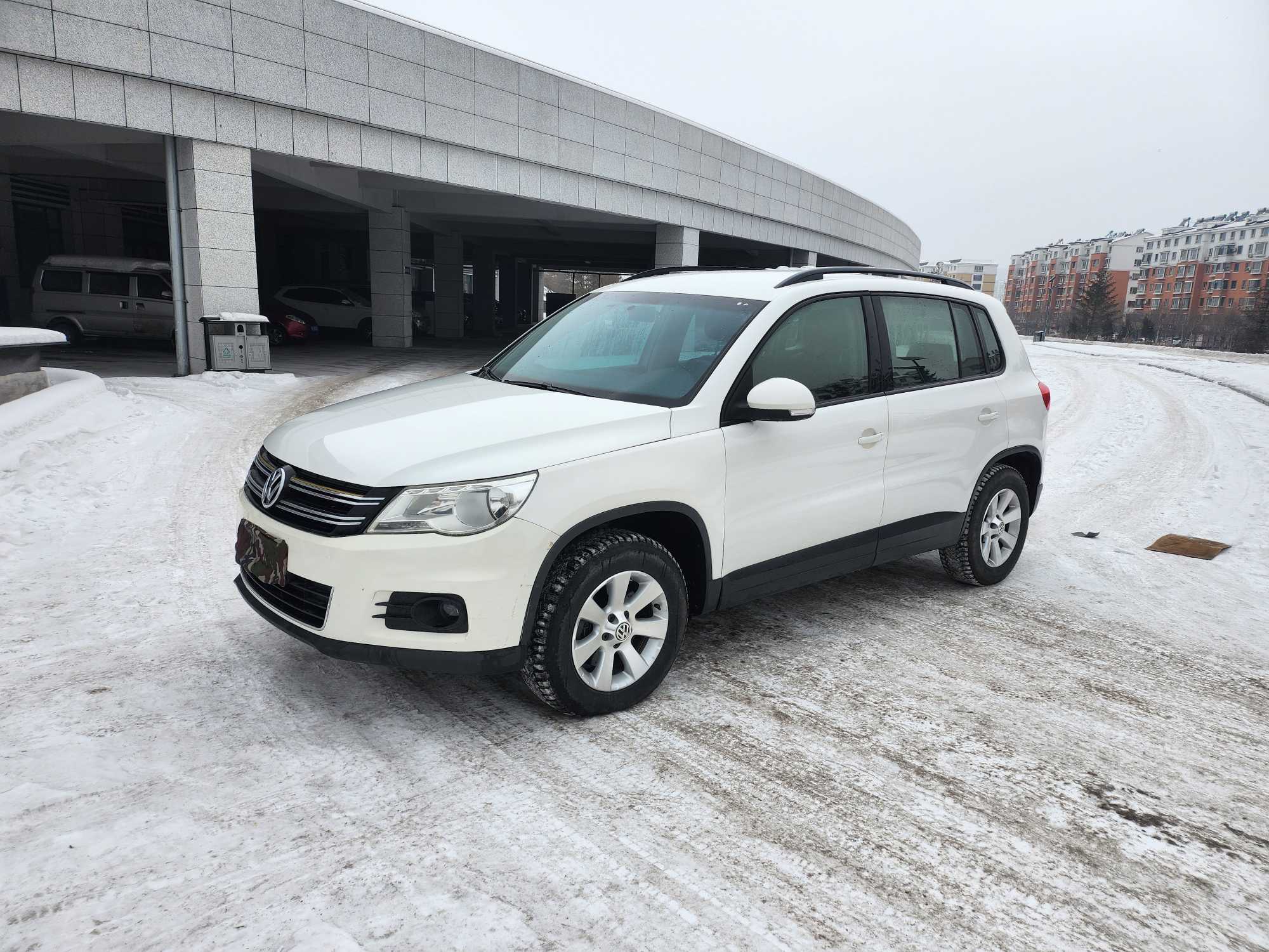 Volkswagen Tiguan 2011 car image #2