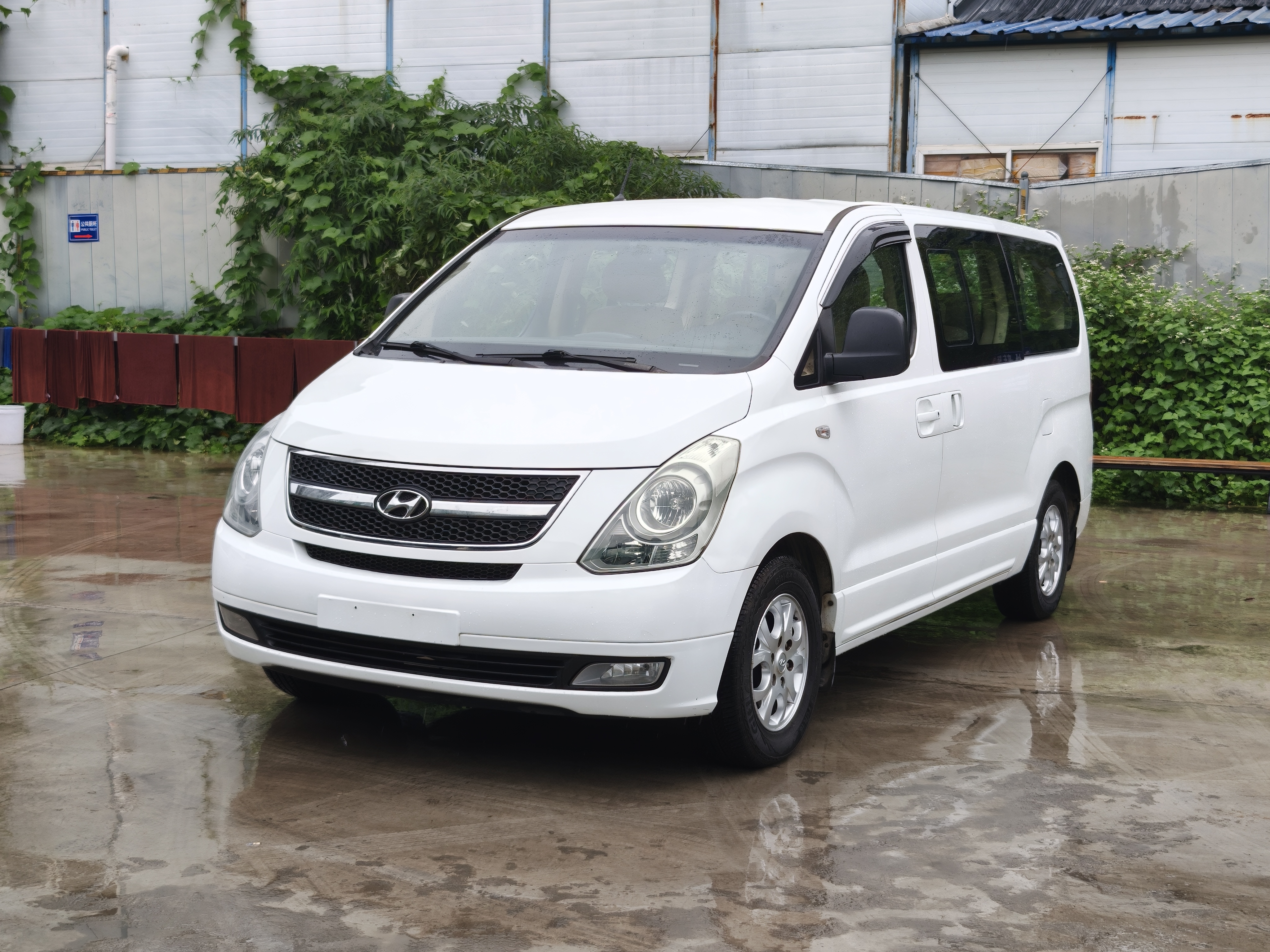 Hyundai H-1 2013 car image #2
