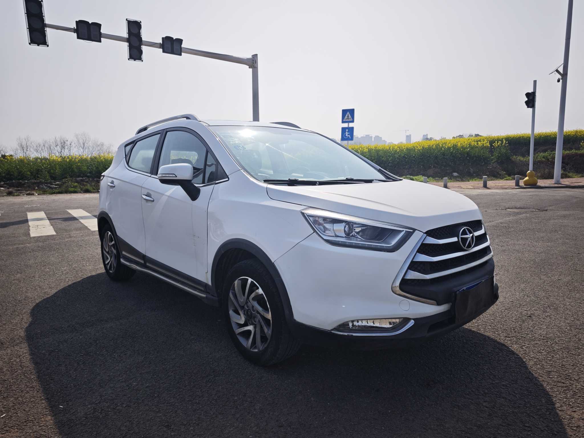 JAC 2015 car image #2