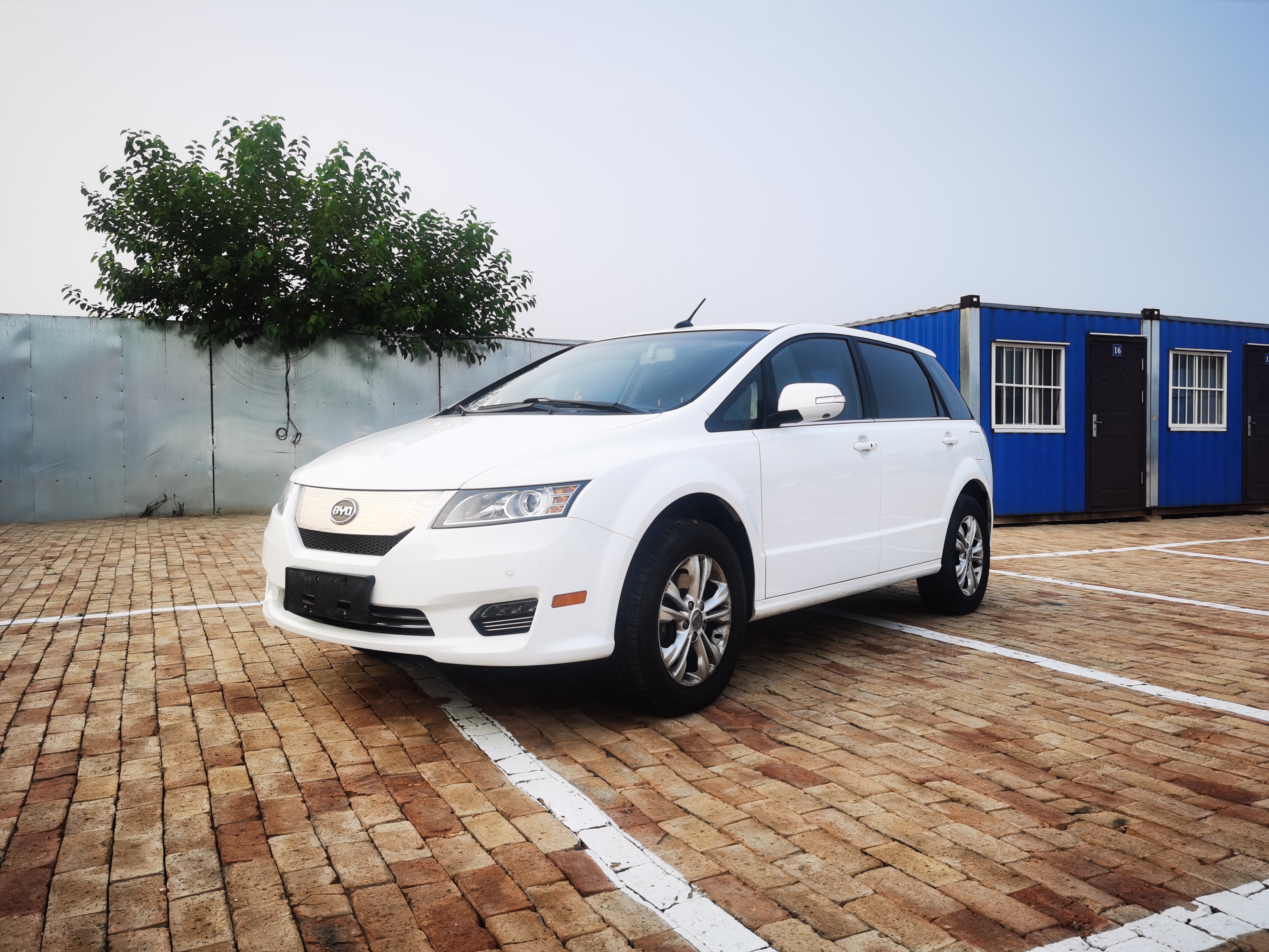 BYD e6 2017 #2 BYD e6 2017 car image #2