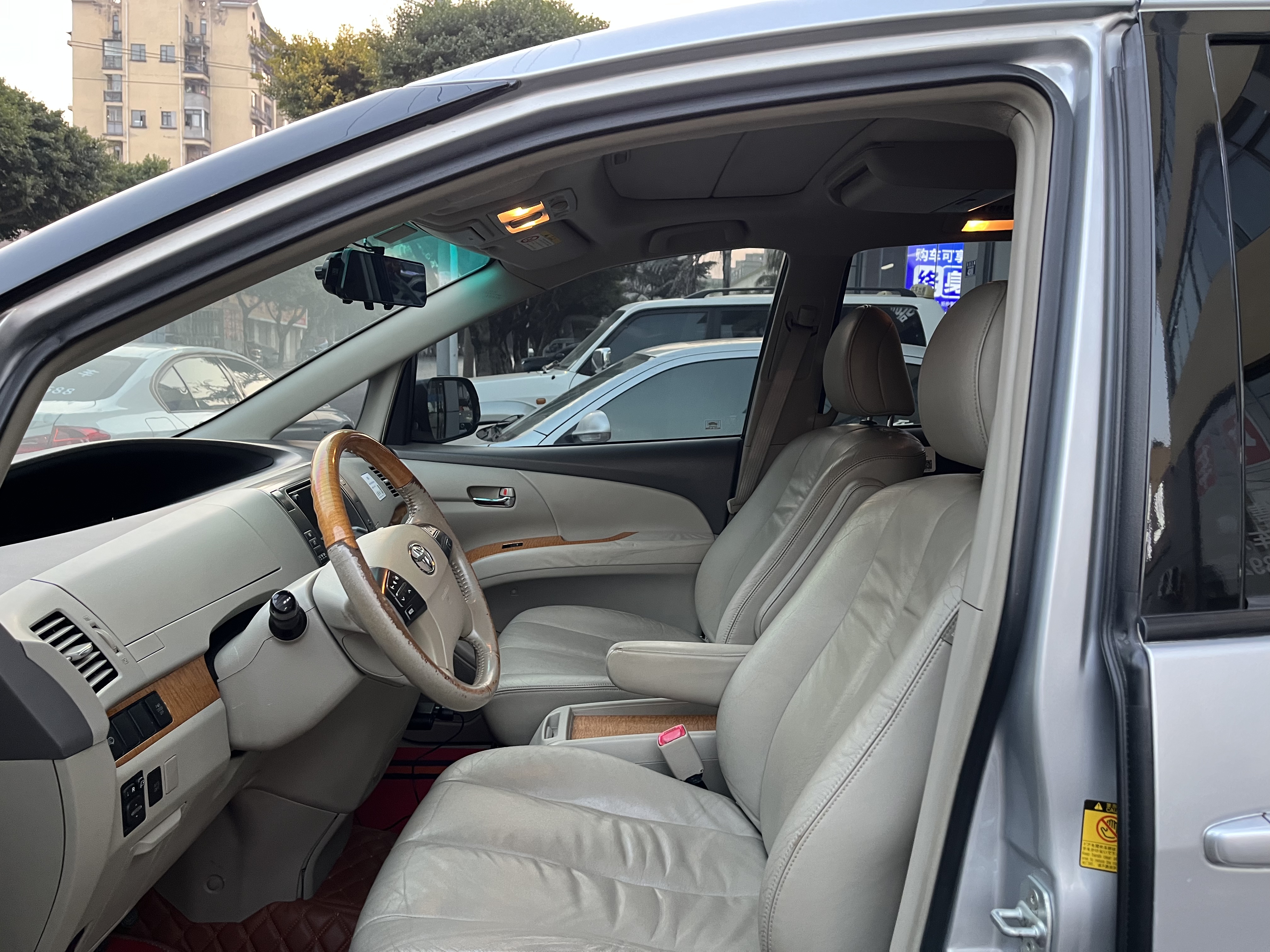 Toyota Previa 2011 car image #2