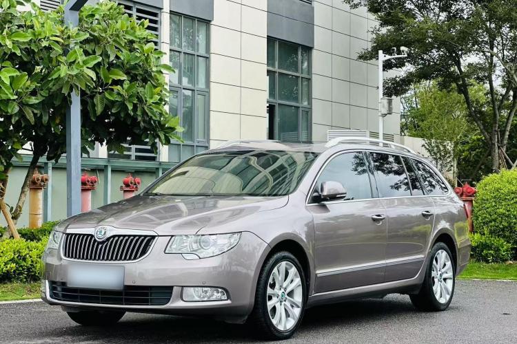 Skoda Superb Combi 2015 car image #2