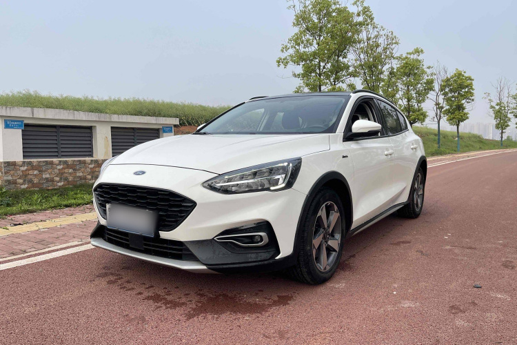 Ford Focus Active 2021 car image #2